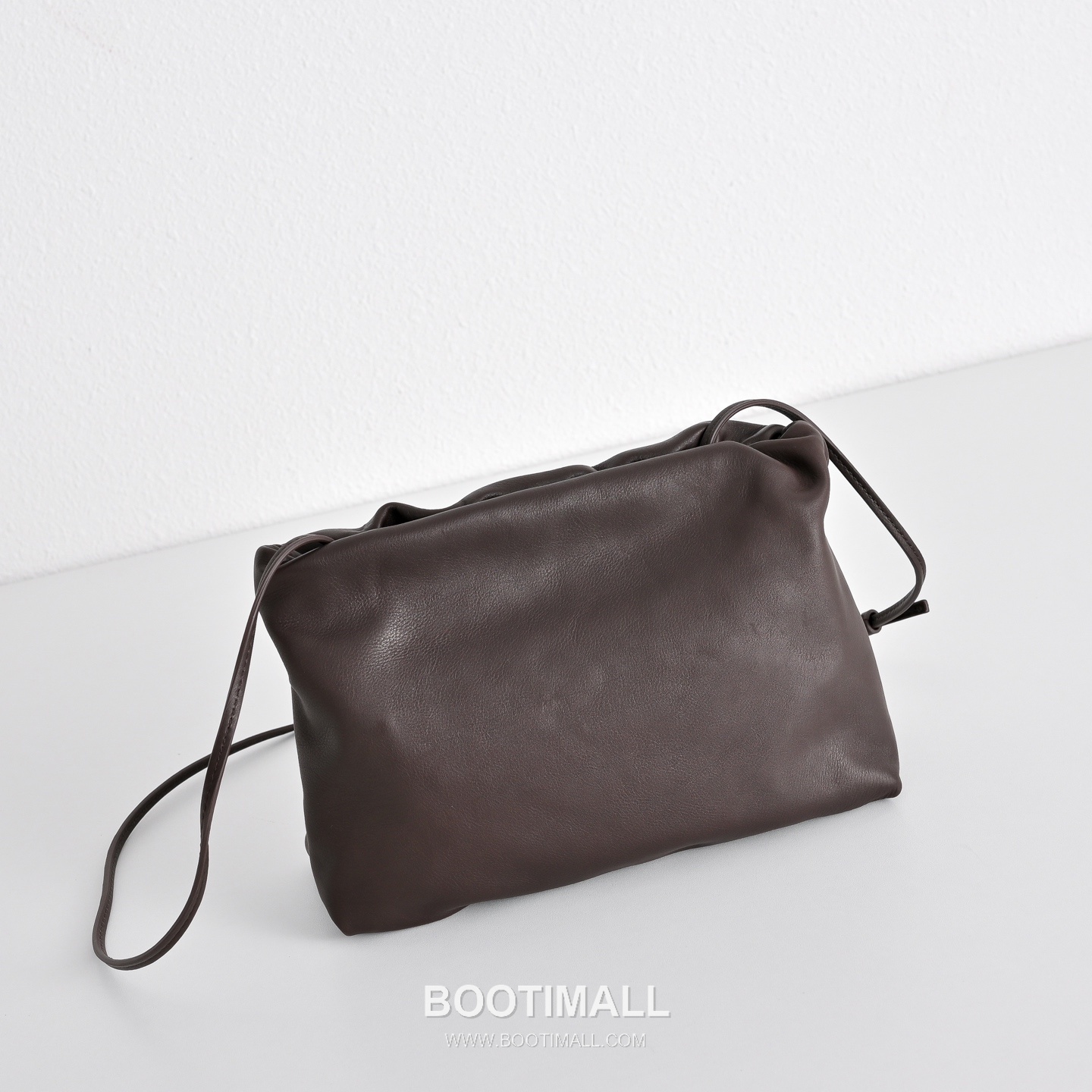 The Row Calfskin Cloud Crossbody Clutch Bag with Magnetic Closure Detail 더로우 카프스킨 클라우드 마그네틱 크로스 클러치백 23cm 2