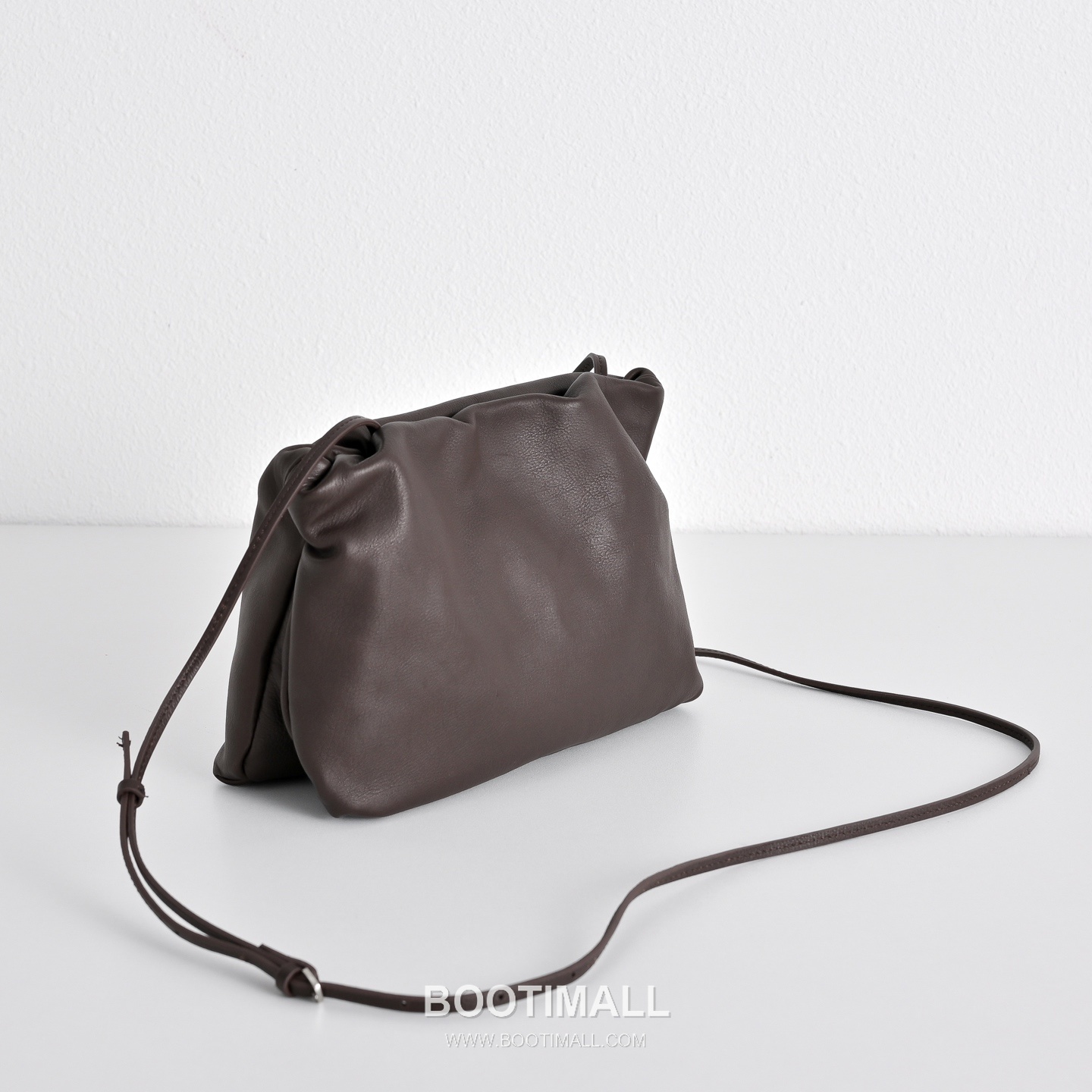 The Row Calfskin Cloud Crossbody Clutch Bag with Magnetic Closure Detail 더로우 카프스킨 클라우드 마그네틱 크로스 클러치백 23cm 3