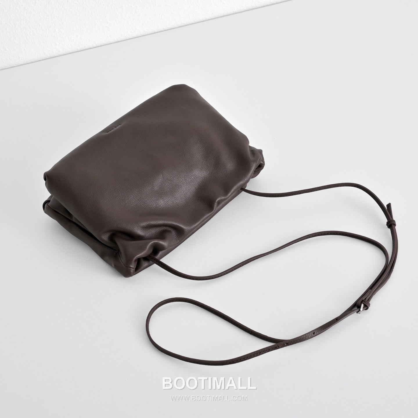The Row Calfskin Cloud Crossbody Clutch Bag with Magnetic Closure Detail 더로우 카프스킨 클라우드 마그네틱 크로스 클러치백 23cm 4