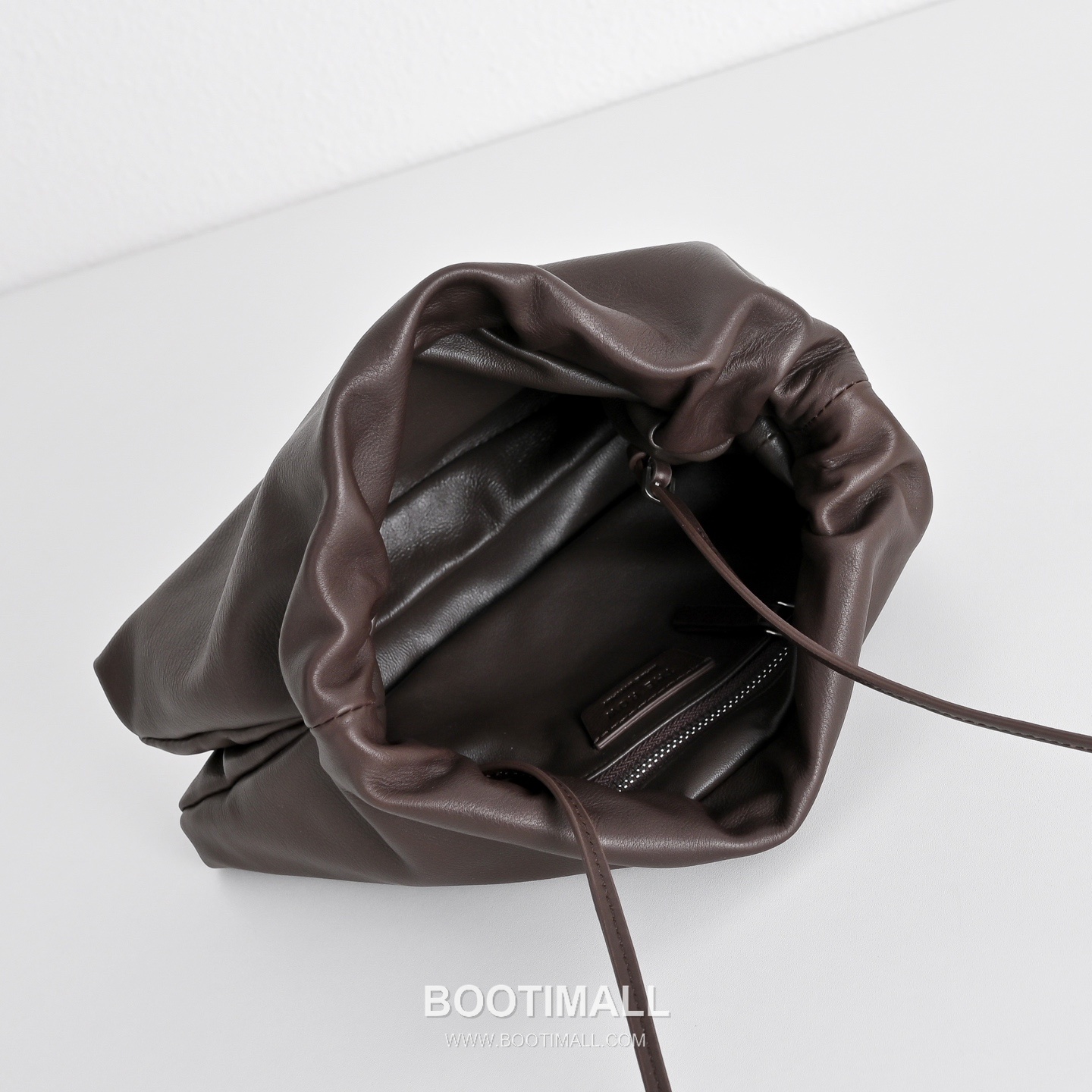 The Row Calfskin Cloud Crossbody Clutch Bag with Magnetic Closure Detail 더로우 카프스킨 클라우드 마그네틱 크로스 클러치백 23cm 5