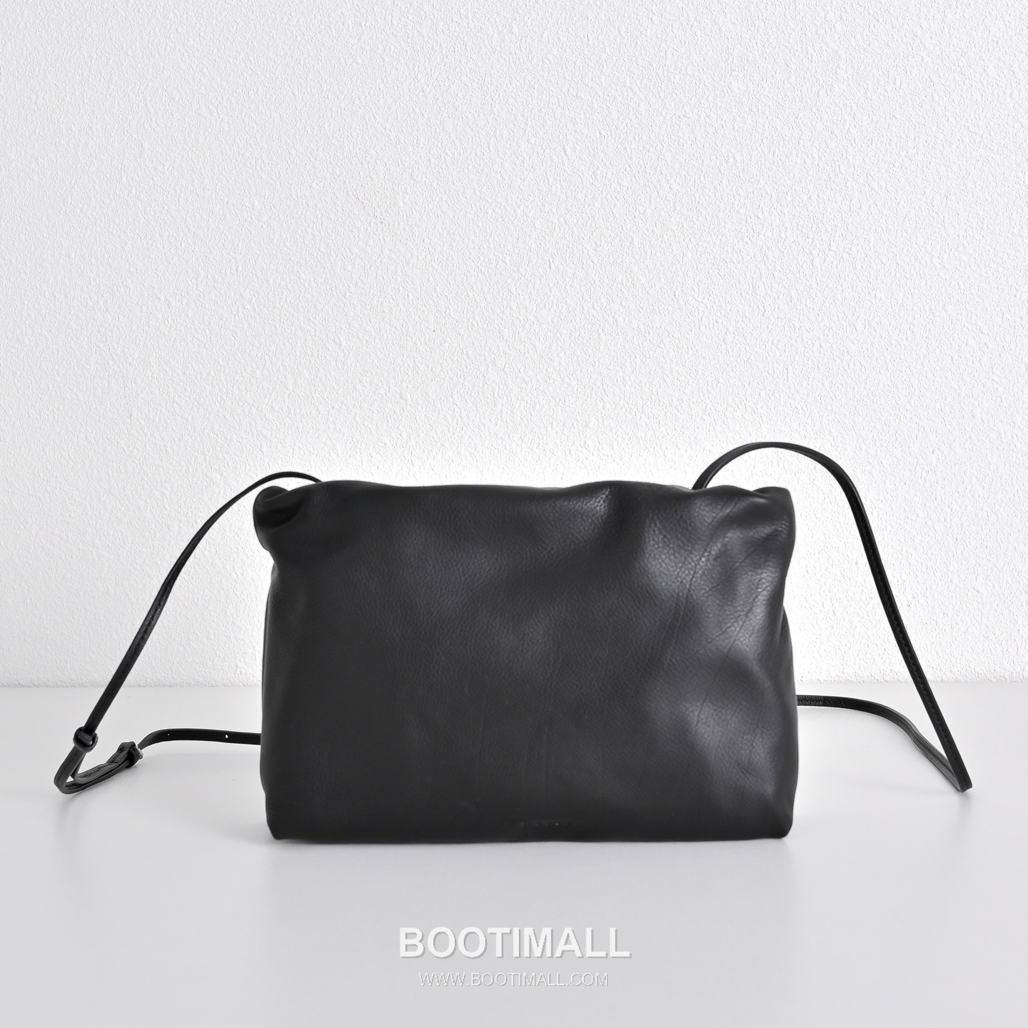 The Row Calfskin Cloud Crossbody Clutch Bag with Magnetic Closure Detail 더로우 카프스킨 클라우드 마그네틱 크로스 클러치백 23cm 1