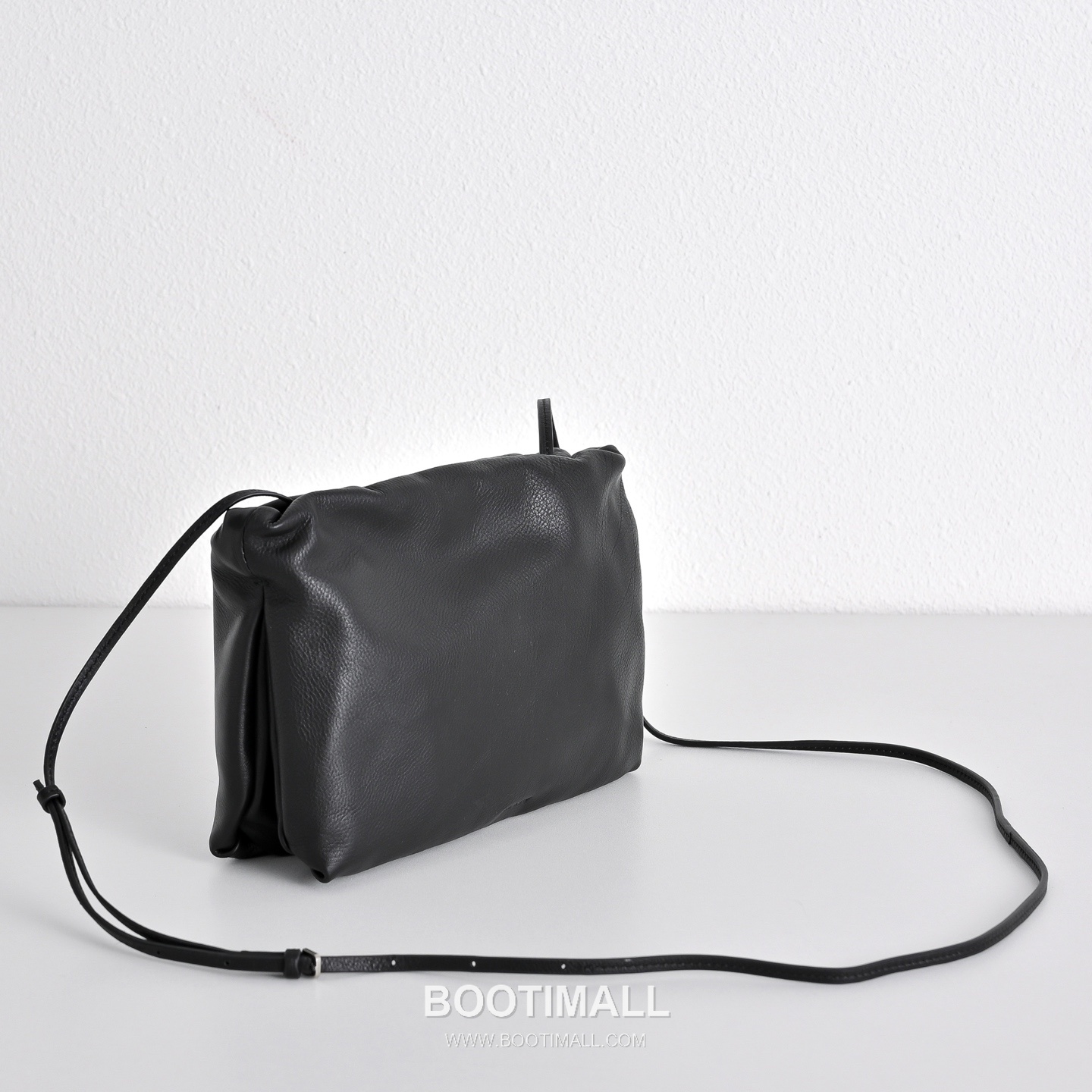 The Row Calfskin Cloud Crossbody Clutch Bag with Magnetic Closure Detail 더로우 카프스킨 클라우드 마그네틱 크로스 클러치백 23cm 3
