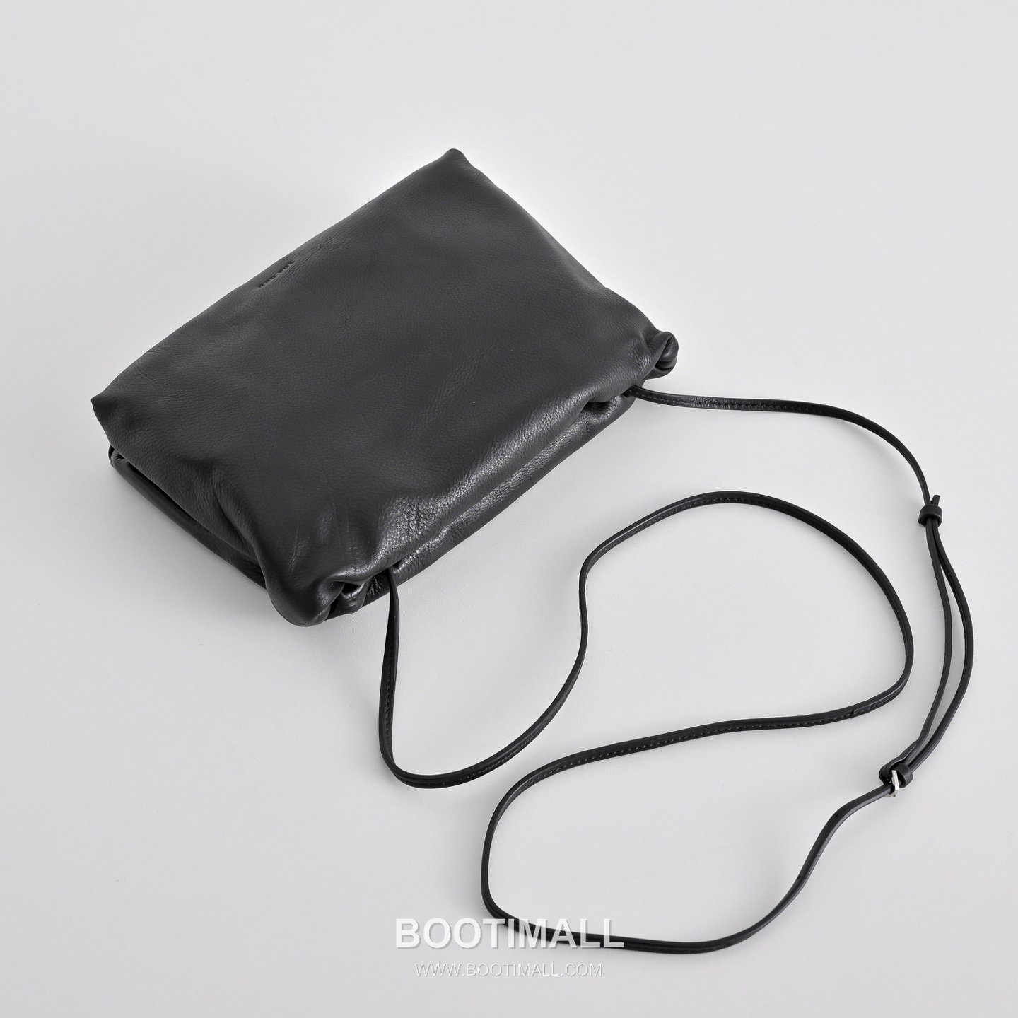 The Row Calfskin Cloud Crossbody Clutch Bag with Magnetic Closure Detail 더로우 카프스킨 클라우드 마그네틱 크로스 클러치백 23cm 4