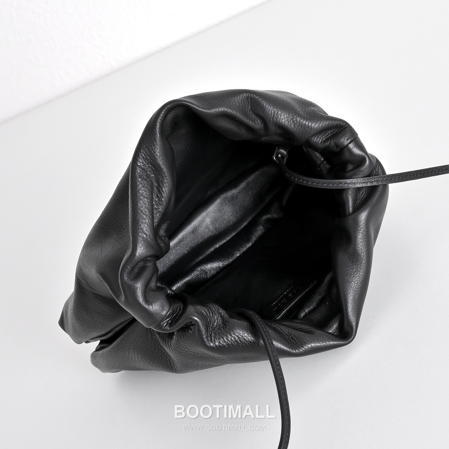 The Row Calfskin Cloud Crossbody Clutch Bag with Magnetic Closure Detail 더로우 카프스킨 클라우드 마그네틱 크로스 클러치백 23cm 5