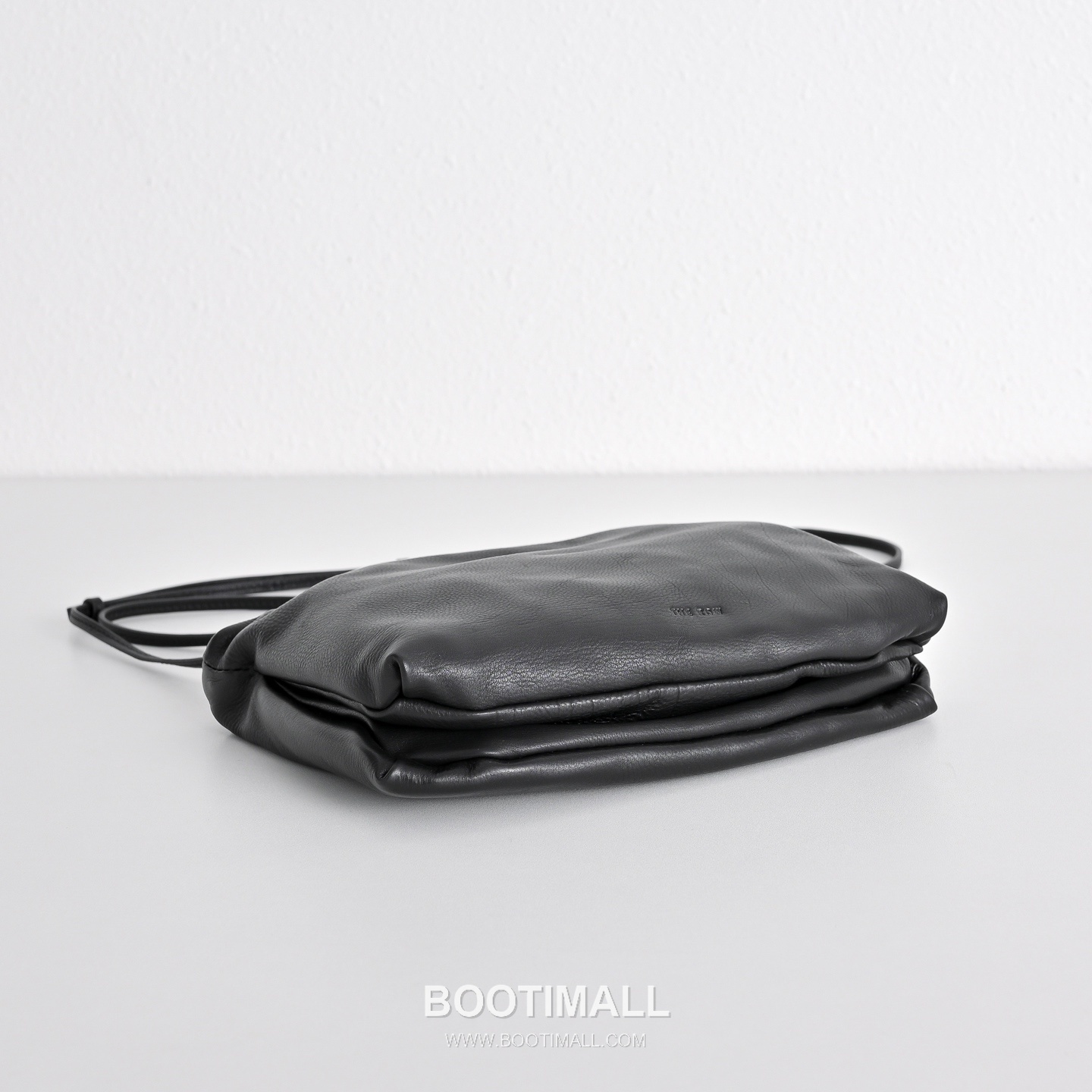 The Row Calfskin Cloud Crossbody Clutch Bag with Magnetic Closure Detail 더로우 카프스킨 클라우드 마그네틱 크로스 클러치백 23cm 9