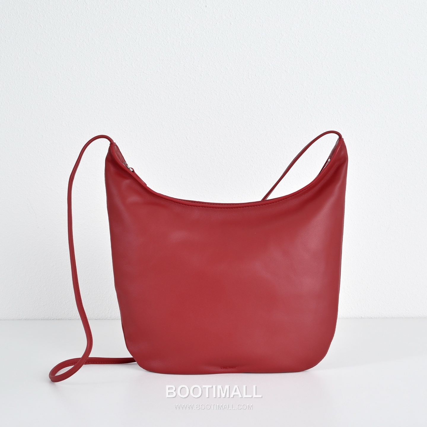 The Row N/S Izzy Lambskin Crossbody Bag with Adjustable Strap Detail 더로우 N/S 이지 램스킨 조절 스트랩 크로스백 20cm 1