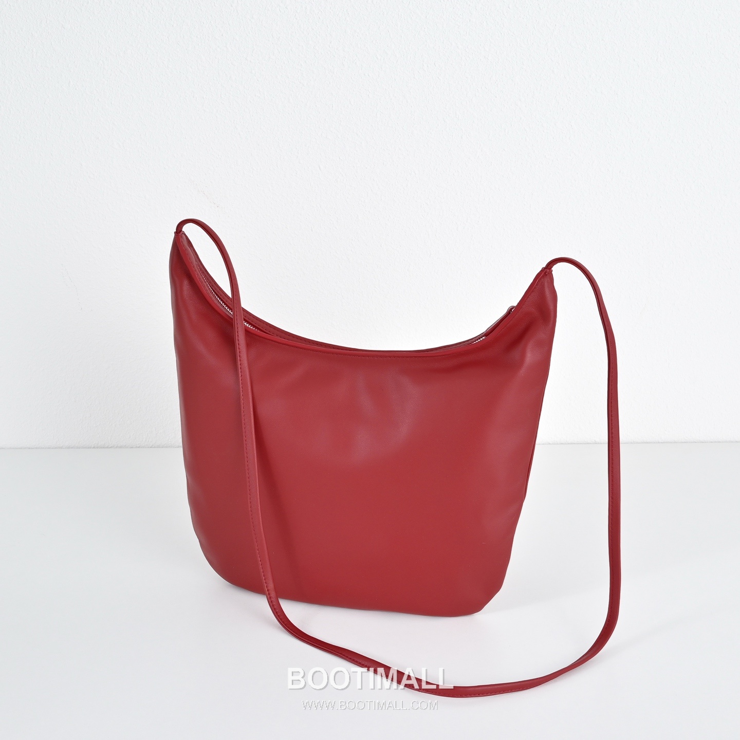 The Row N/S Izzy Lambskin Crossbody Bag with Adjustable Strap Detail 더로우 N/S 이지 램스킨 조절 스트랩 크로스백 20cm 2