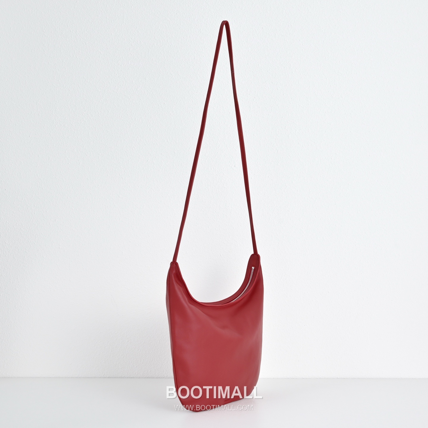 The Row N/S Izzy Lambskin Crossbody Bag with Adjustable Strap Detail 더로우 N/S 이지 램스킨 조절 스트랩 크로스백 20cm 3