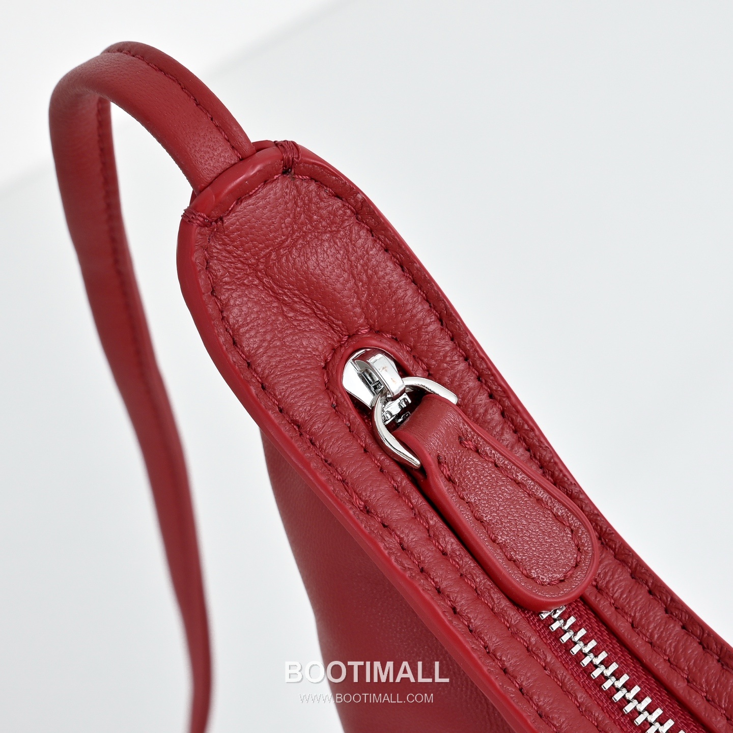 The Row N/S Izzy Lambskin Crossbody Bag with Adjustable Strap Detail 더로우 N/S 이지 램스킨 조절 스트랩 크로스백 20cm 4