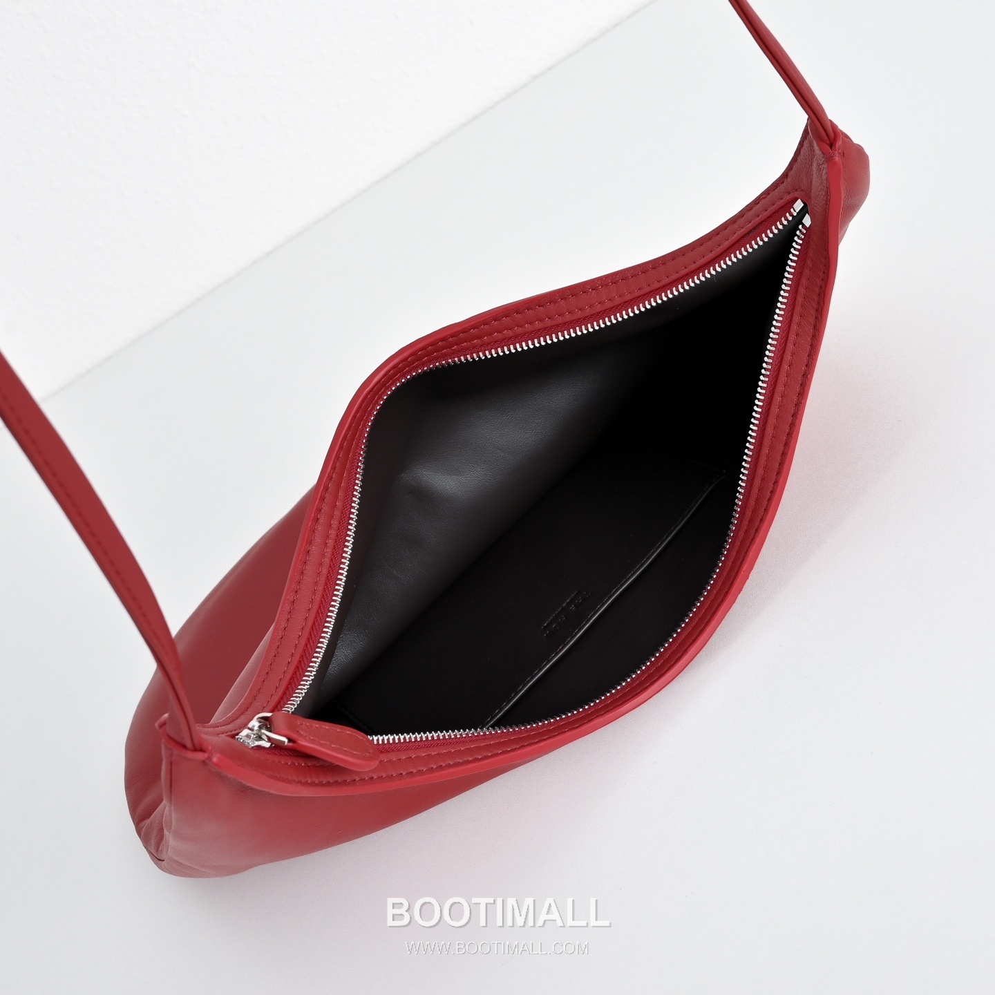 The Row N/S Izzy Lambskin Crossbody Bag with Adjustable Strap Detail 더로우 N/S 이지 램스킨 조절 스트랩 크로스백 20cm 5