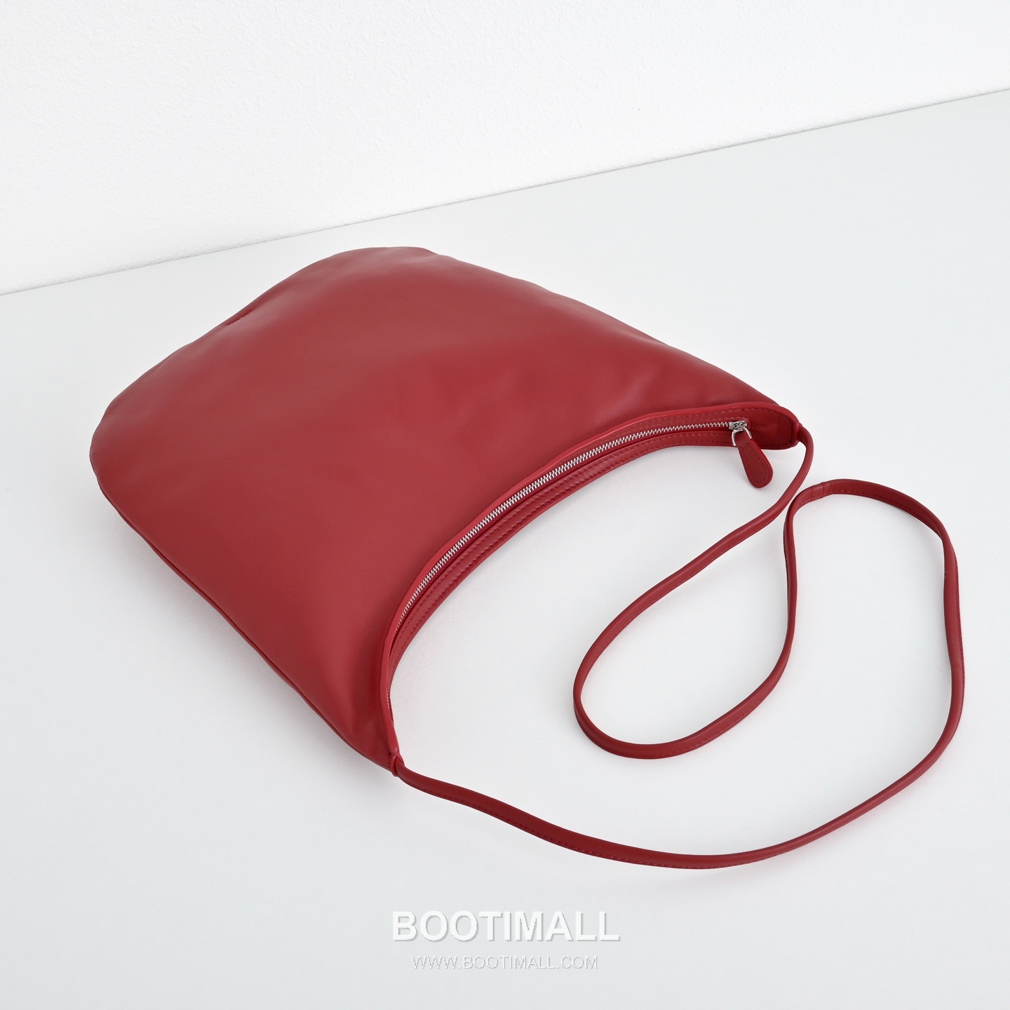 The Row N/S Izzy Lambskin Crossbody Bag with Adjustable Strap Detail 더로우 N/S 이지 램스킨 조절 스트랩 크로스백 20cm 8