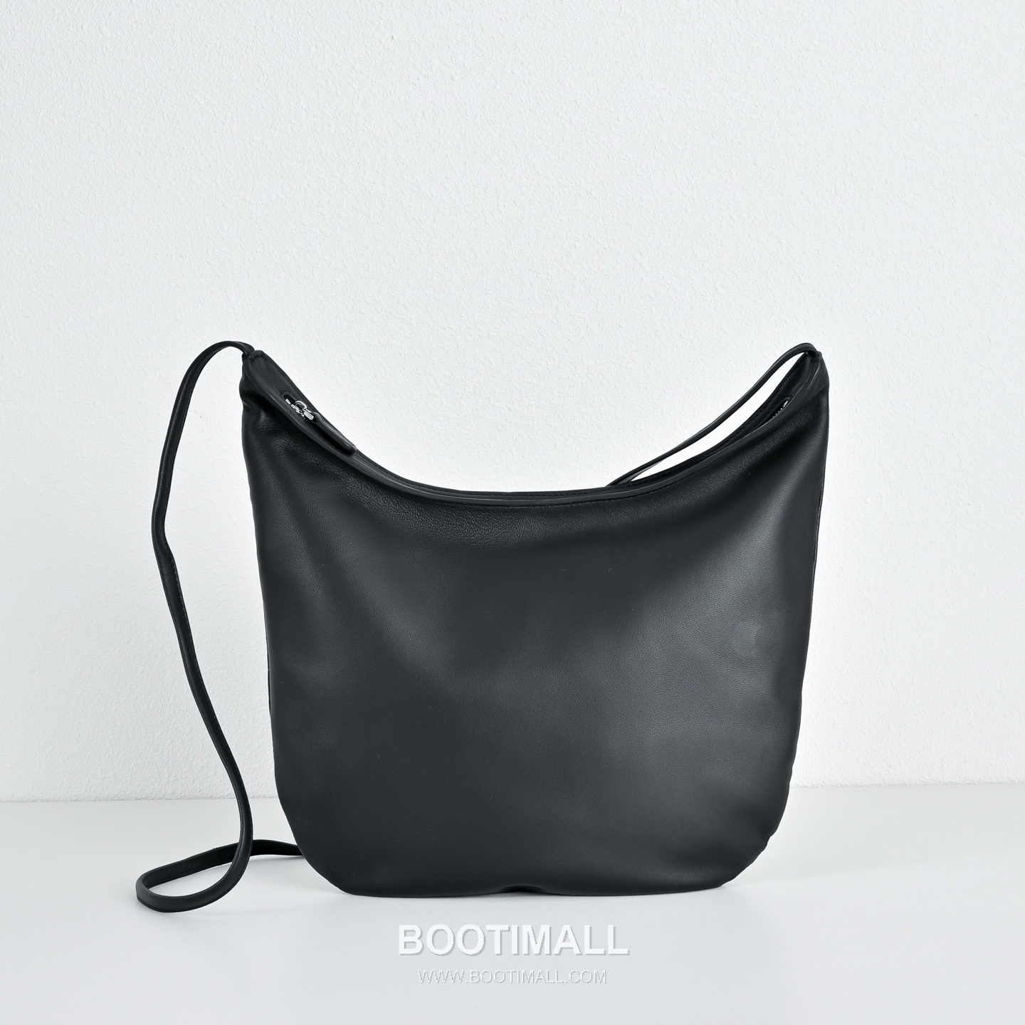 The Row N/S Izzy Lambskin Crossbody Bag with Adjustable Strap Detail 더로우 N/S 이지 램스킨 조절 스트랩 크로스백 20cm 1