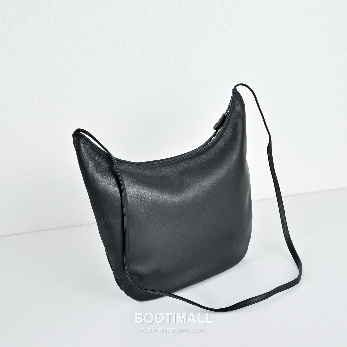 The Row N/S Izzy Lambskin Crossbody Bag with Adjustable Strap Detail 더로우 N/S 이지 램스킨 조절 스트랩 크로스백 20cm 2