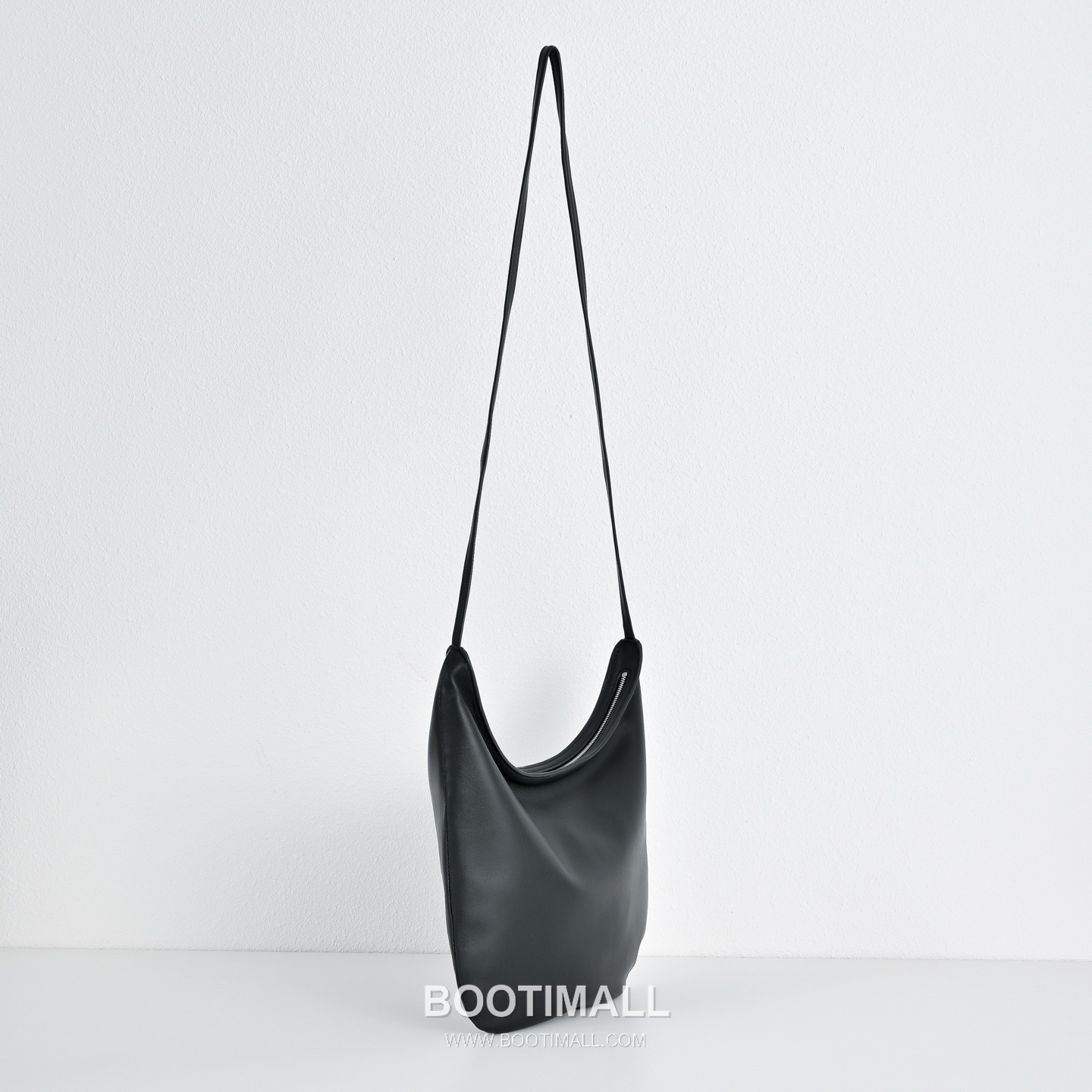 The Row N/S Izzy Lambskin Crossbody Bag with Adjustable Strap Detail 더로우 N/S 이지 램스킨 조절 스트랩 크로스백 20cm 3