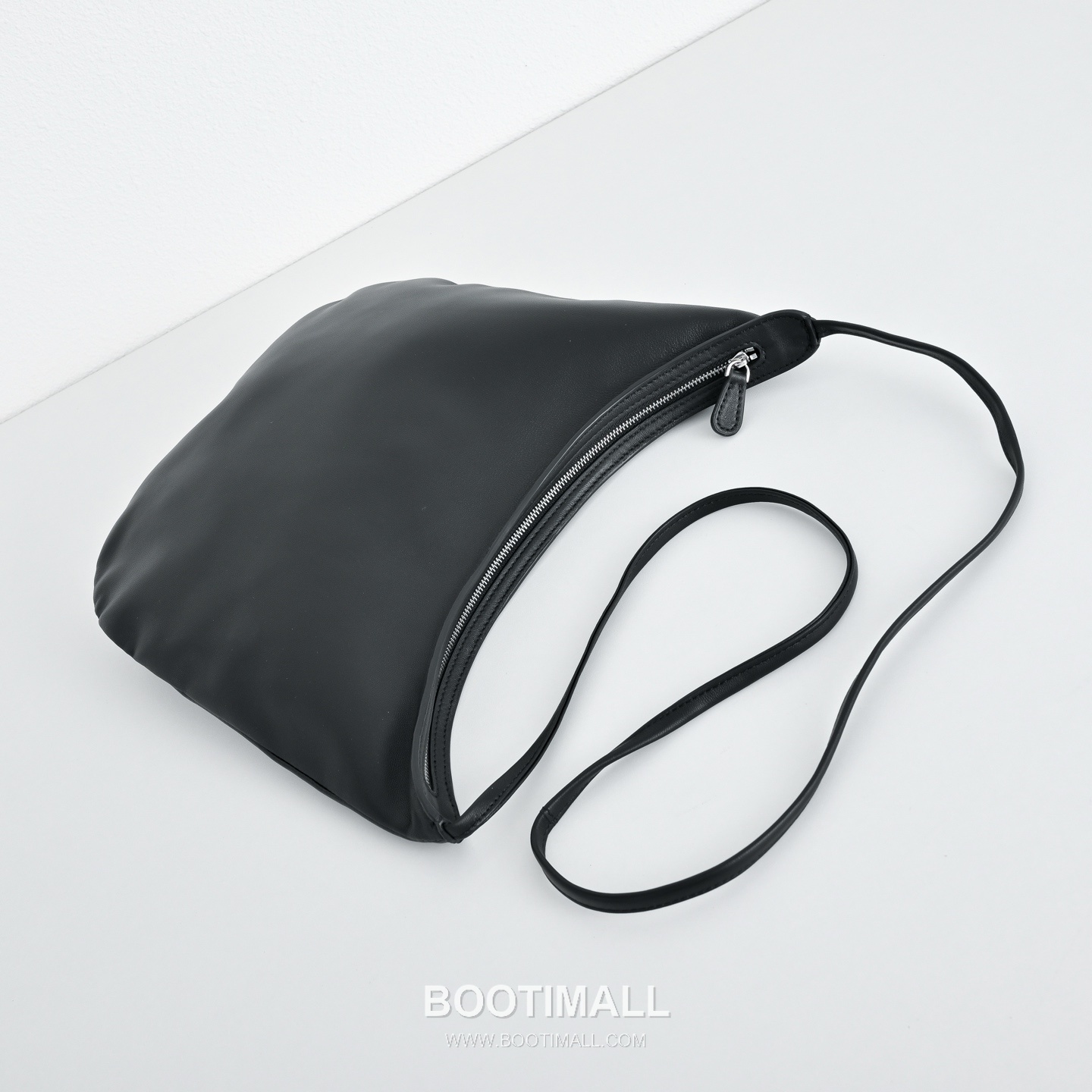 The Row N/S Izzy Lambskin Crossbody Bag with Adjustable Strap Detail 더로우 N/S 이지 램스킨 조절 스트랩 크로스백 20cm 4