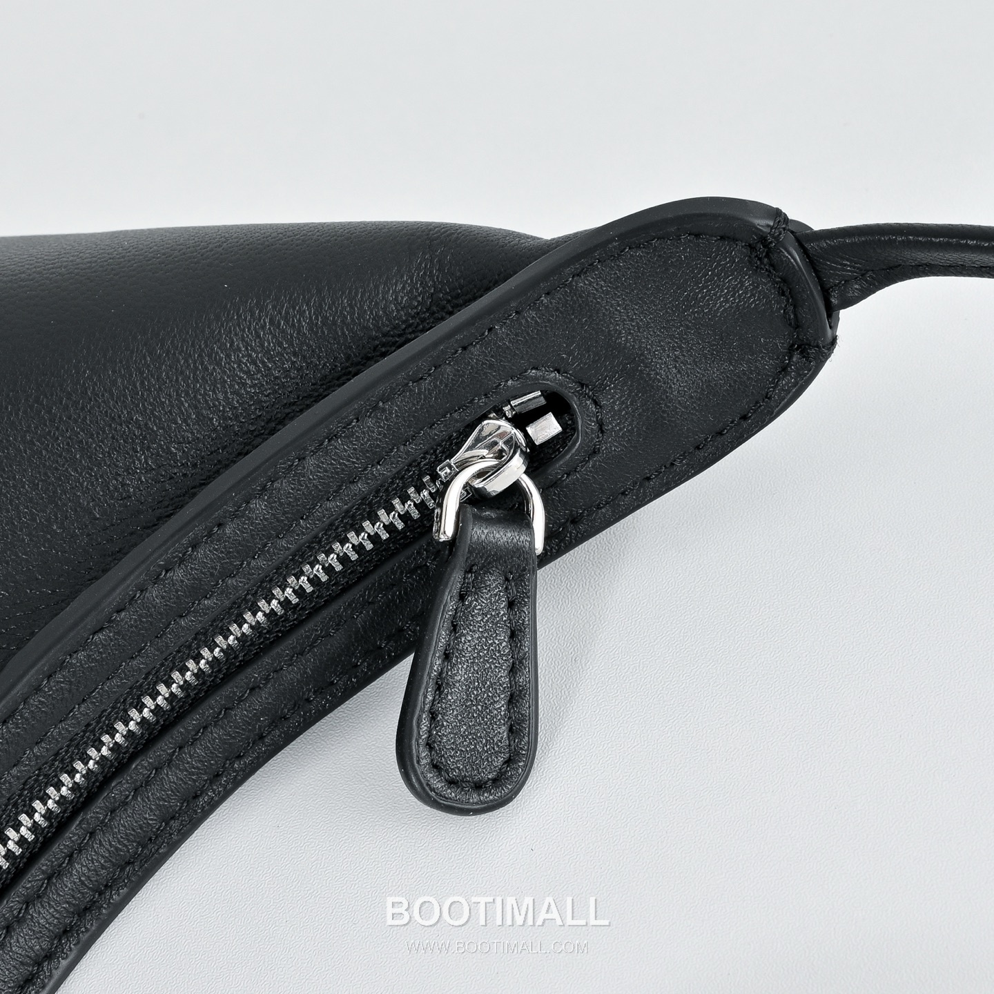 The Row N/S Izzy Lambskin Crossbody Bag with Adjustable Strap Detail 더로우 N/S 이지 램스킨 조절 스트랩 크로스백 20cm 5