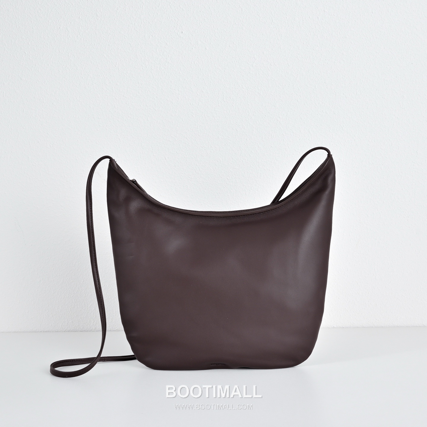 The Row N/S Izzy Lambskin Crossbody Bag with Adjustable Strap Detail 더로우 N/S 이지 램스킨 조절 스트랩 크로스백 20cm 1