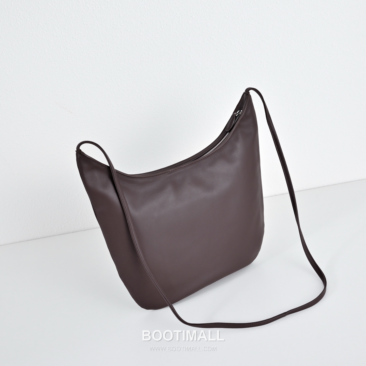 The Row N/S Izzy Lambskin Crossbody Bag with Adjustable Strap Detail 더로우 N/S 이지 램스킨 조절 스트랩 크로스백 20cm 2