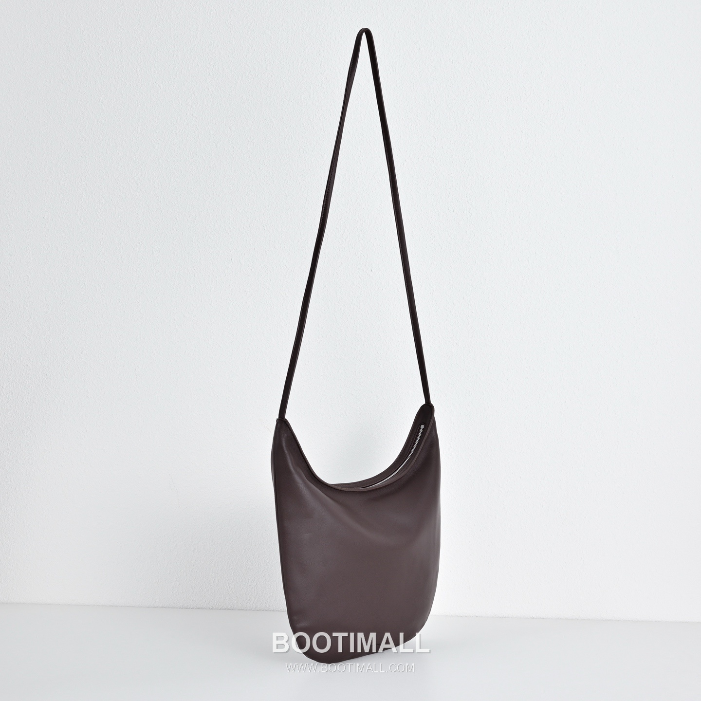 The Row N/S Izzy Lambskin Crossbody Bag with Adjustable Strap Detail 더로우 N/S 이지 램스킨 조절 스트랩 크로스백 20cm 3