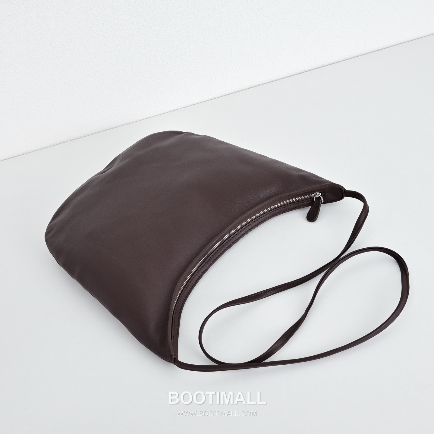 The Row N/S Izzy Lambskin Crossbody Bag with Adjustable Strap Detail 더로우 N/S 이지 램스킨 조절 스트랩 크로스백 20cm 4