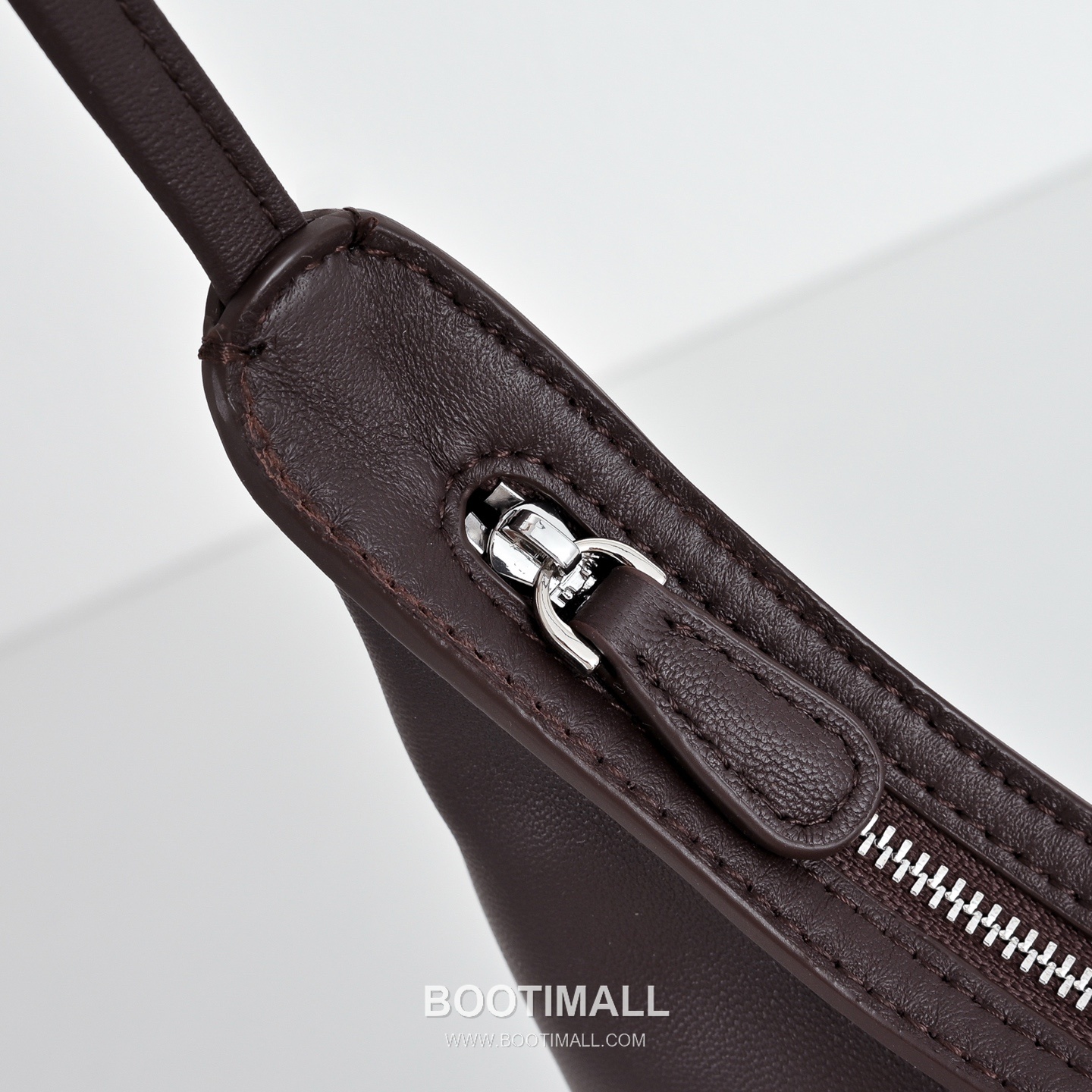 The Row N/S Izzy Lambskin Crossbody Bag with Adjustable Strap Detail 더로우 N/S 이지 램스킨 조절 스트랩 크로스백 20cm 6