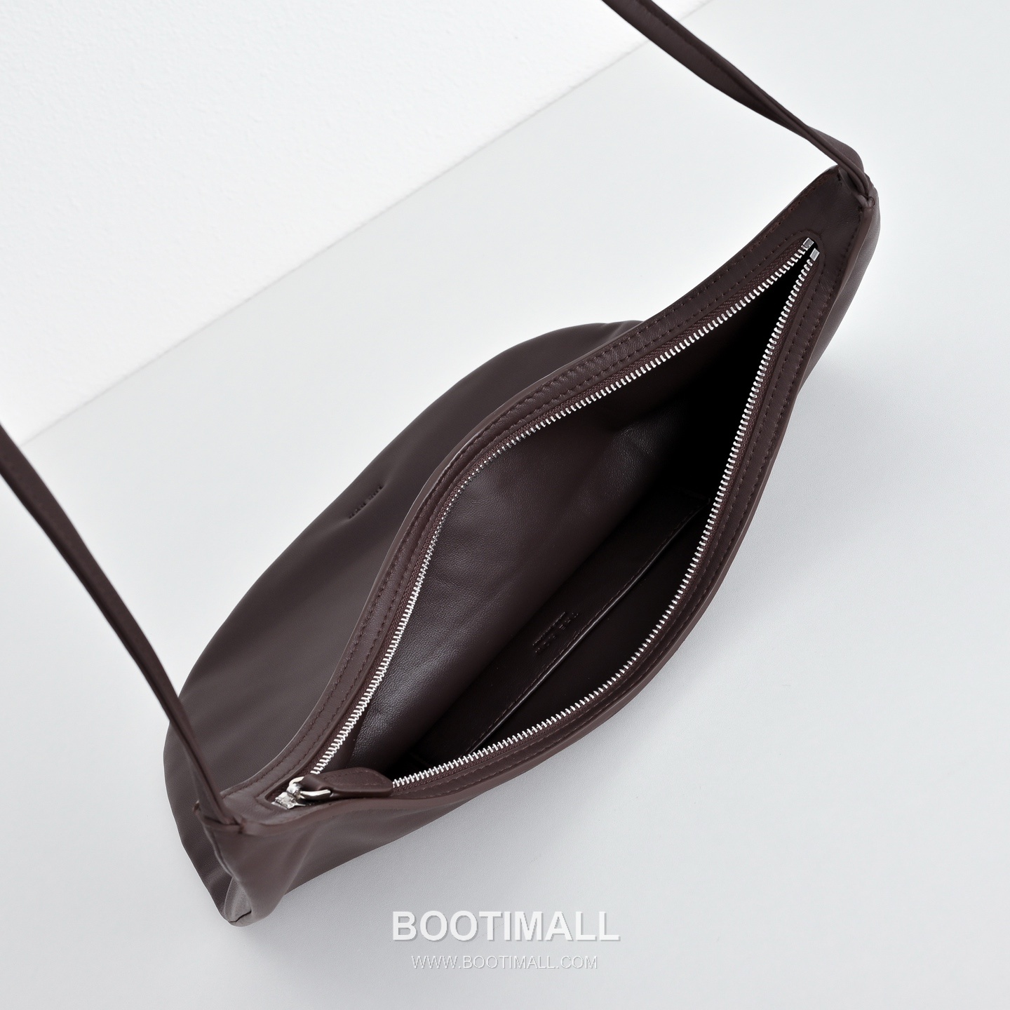 The Row N/S Izzy Lambskin Crossbody Bag with Adjustable Strap Detail 더로우 N/S 이지 램스킨 조절 스트랩 크로스백 20cm 8