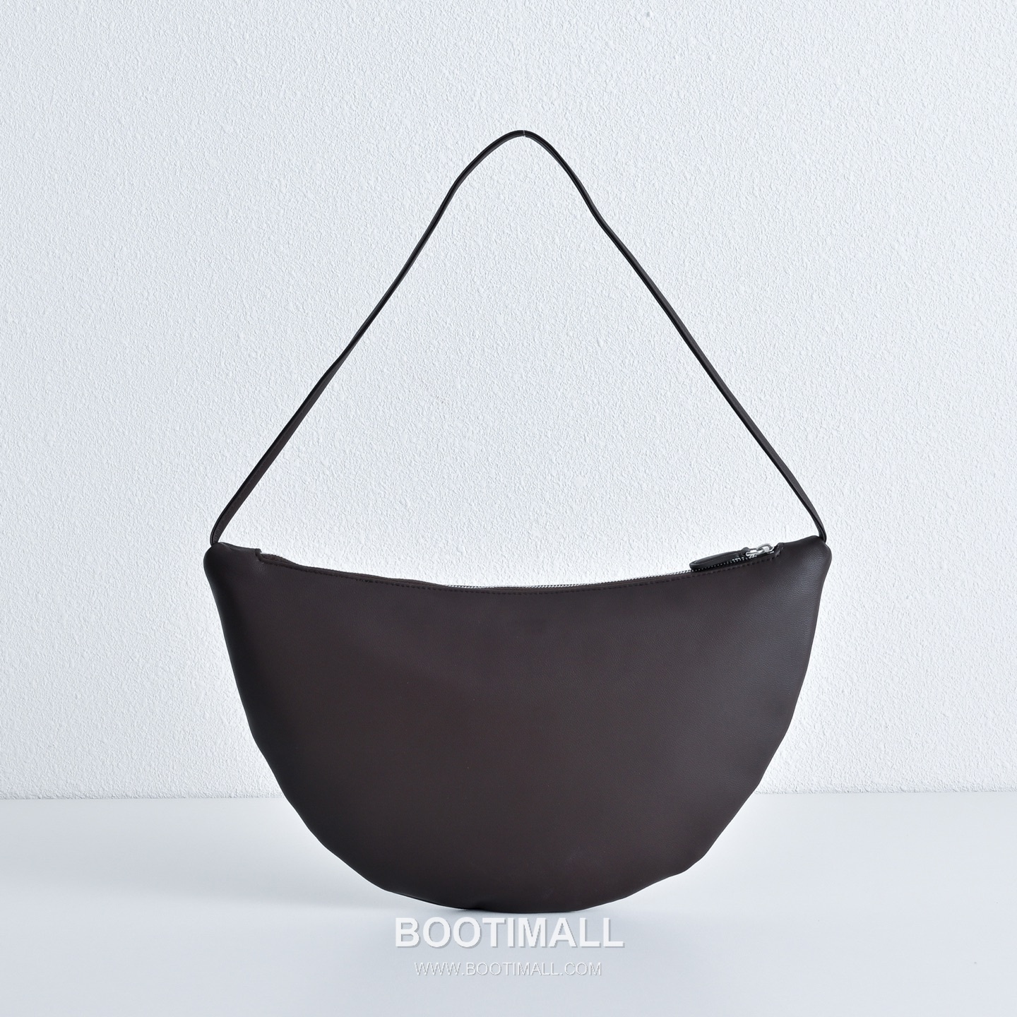 The Row Small Izzy Lambskin Shoulder Bag with Adjustable Strap Detail 더로우 스몰 이지 램스킨 조절 스트랩 숄더백 34cm 1