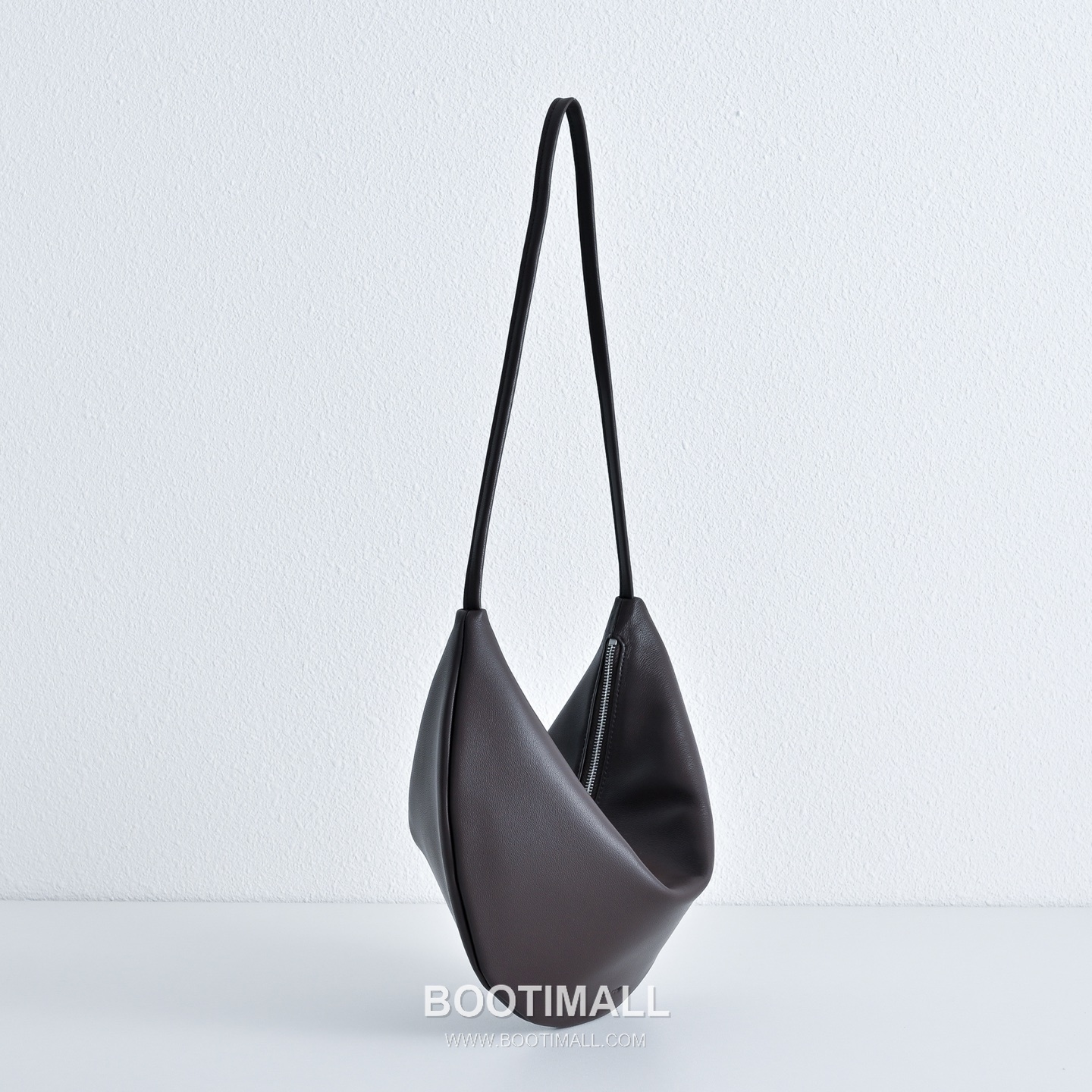 The Row Small Izzy Lambskin Shoulder Bag with Adjustable Strap Detail 더로우 스몰 이지 램스킨 조절 스트랩 숄더백 34cm 3