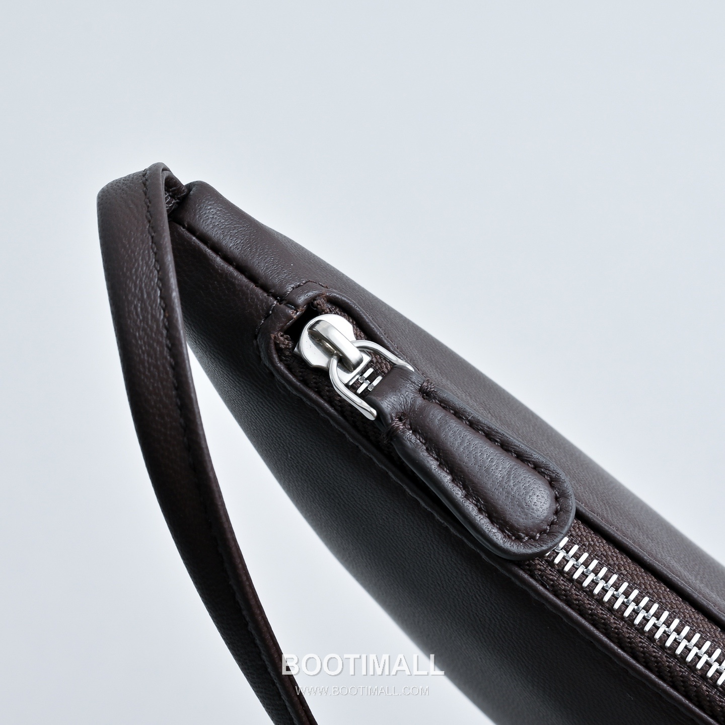 The Row Small Izzy Lambskin Shoulder Bag with Adjustable Strap Detail 더로우 스몰 이지 램스킨 조절 스트랩 숄더백 34cm 5