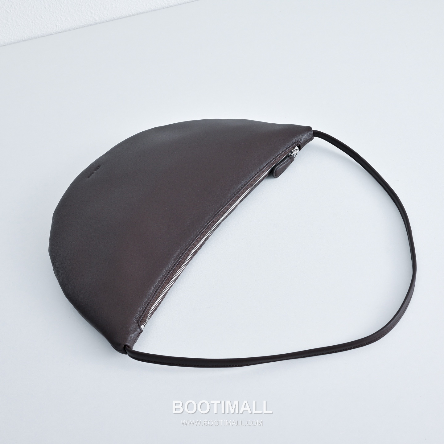 The Row Small Izzy Lambskin Shoulder Bag with Adjustable Strap Detail 더로우 스몰 이지 램스킨 조절 스트랩 숄더백 34cm 6