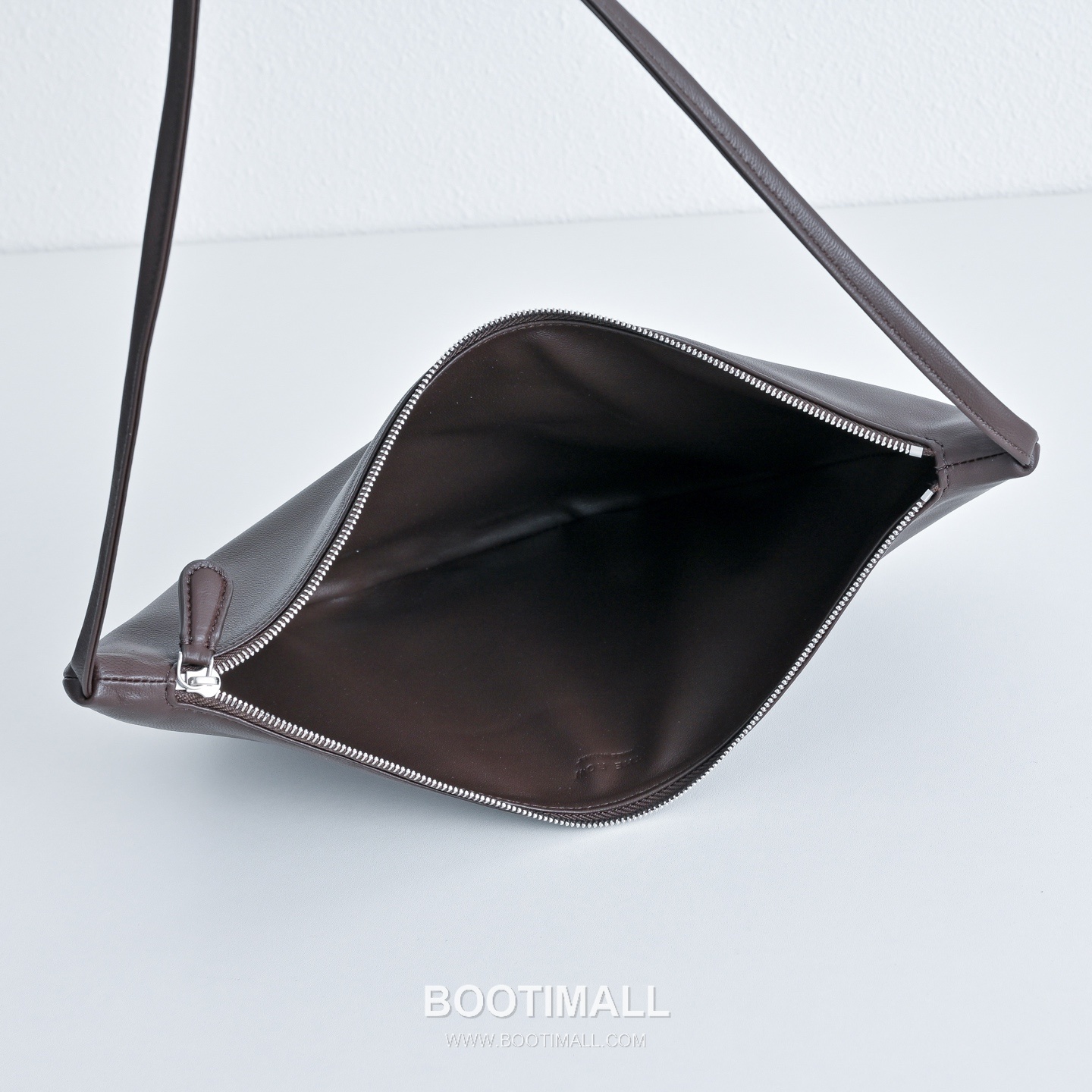 The Row Small Izzy Lambskin Shoulder Bag with Adjustable Strap Detail 더로우 스몰 이지 램스킨 조절 스트랩 숄더백 34cm 7