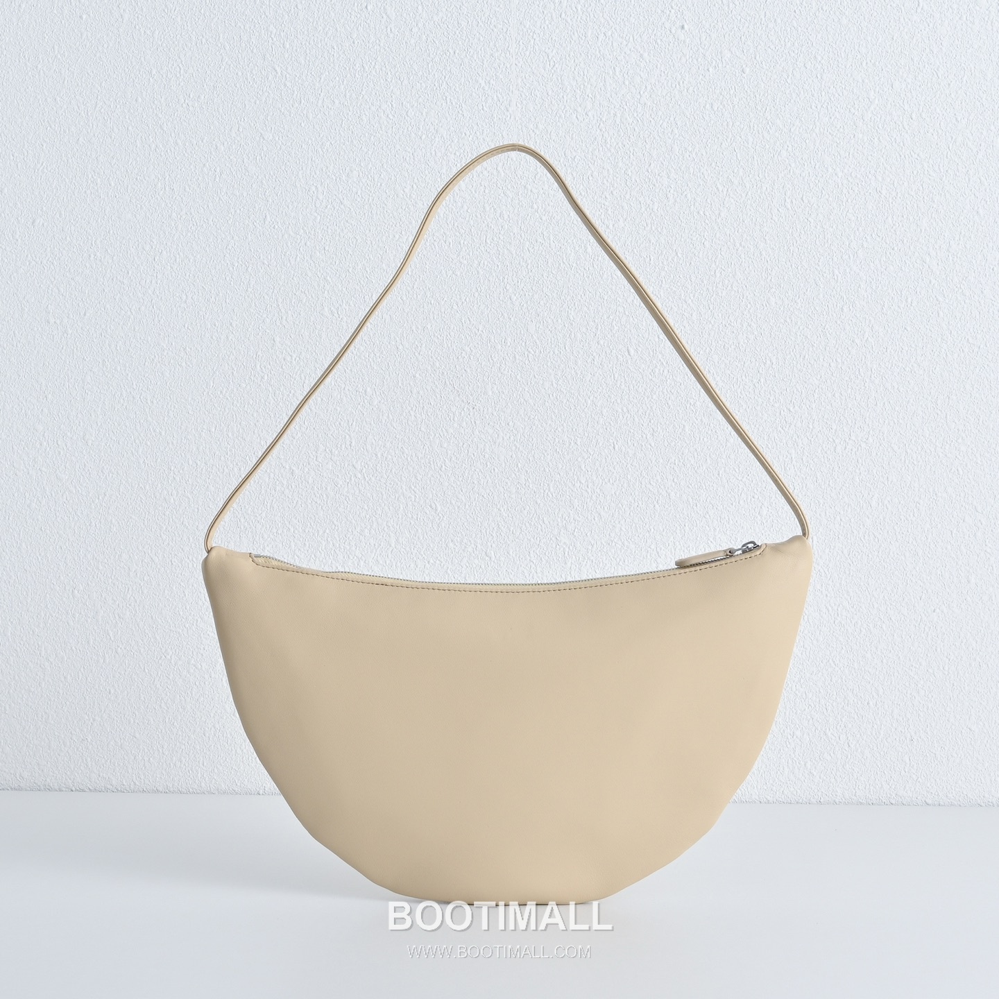 The Row Small Izzy Lambskin Shoulder Bag with Adjustable Strap Detail 더로우 스몰 이지 램스킨 조절 스트랩 숄더백 34cm 1