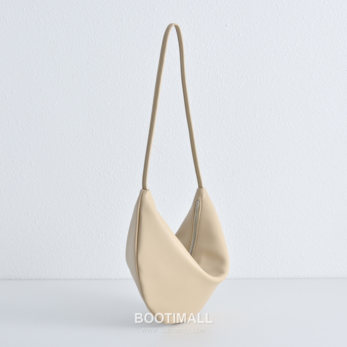 The Row Small Izzy Lambskin Shoulder Bag with Adjustable Strap Detail 더로우 스몰 이지 램스킨 조절 스트랩 숄더백 34cm 3