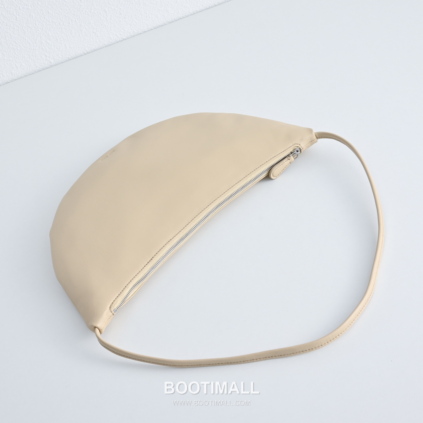 The Row Small Izzy Lambskin Shoulder Bag with Adjustable Strap Detail 더로우 스몰 이지 램스킨 조절 스트랩 숄더백 34cm 4