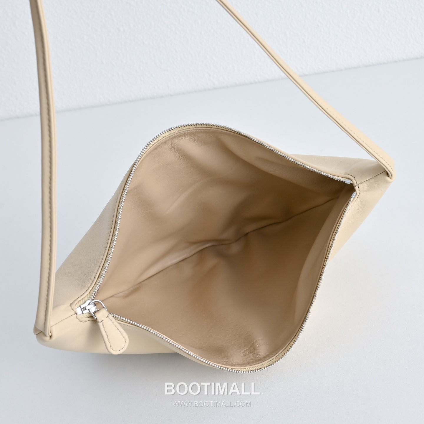 The Row Small Izzy Lambskin Shoulder Bag with Adjustable Strap Detail 더로우 스몰 이지 램스킨 조절 스트랩 숄더백 34cm 7