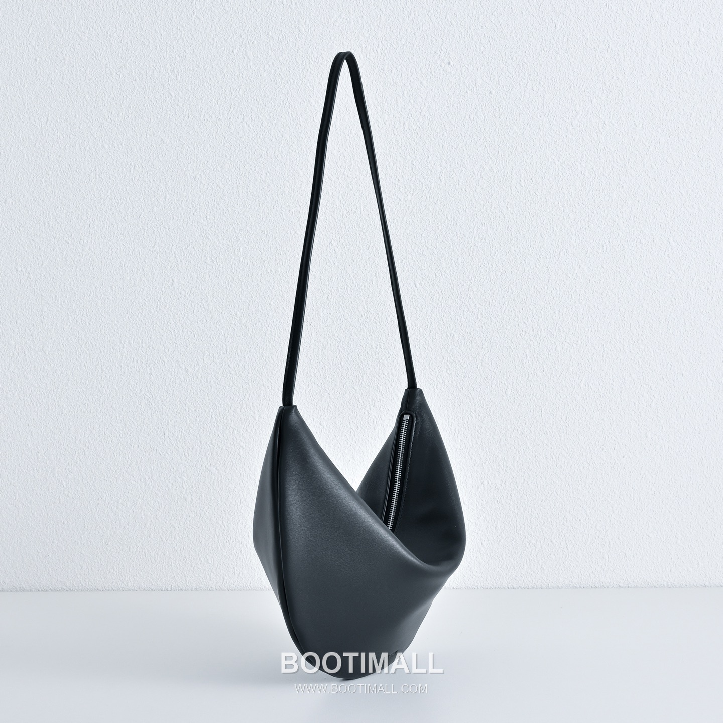 The Row Small Izzy Lambskin Shoulder Bag with Adjustable Strap Detail 더로우 스몰 이지 램스킨 조절 스트랩 숄더백 34cm 3