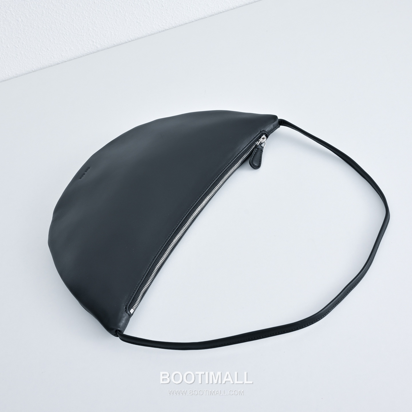 The Row Small Izzy Lambskin Shoulder Bag with Adjustable Strap Detail 더로우 스몰 이지 램스킨 조절 스트랩 숄더백 34cm 4