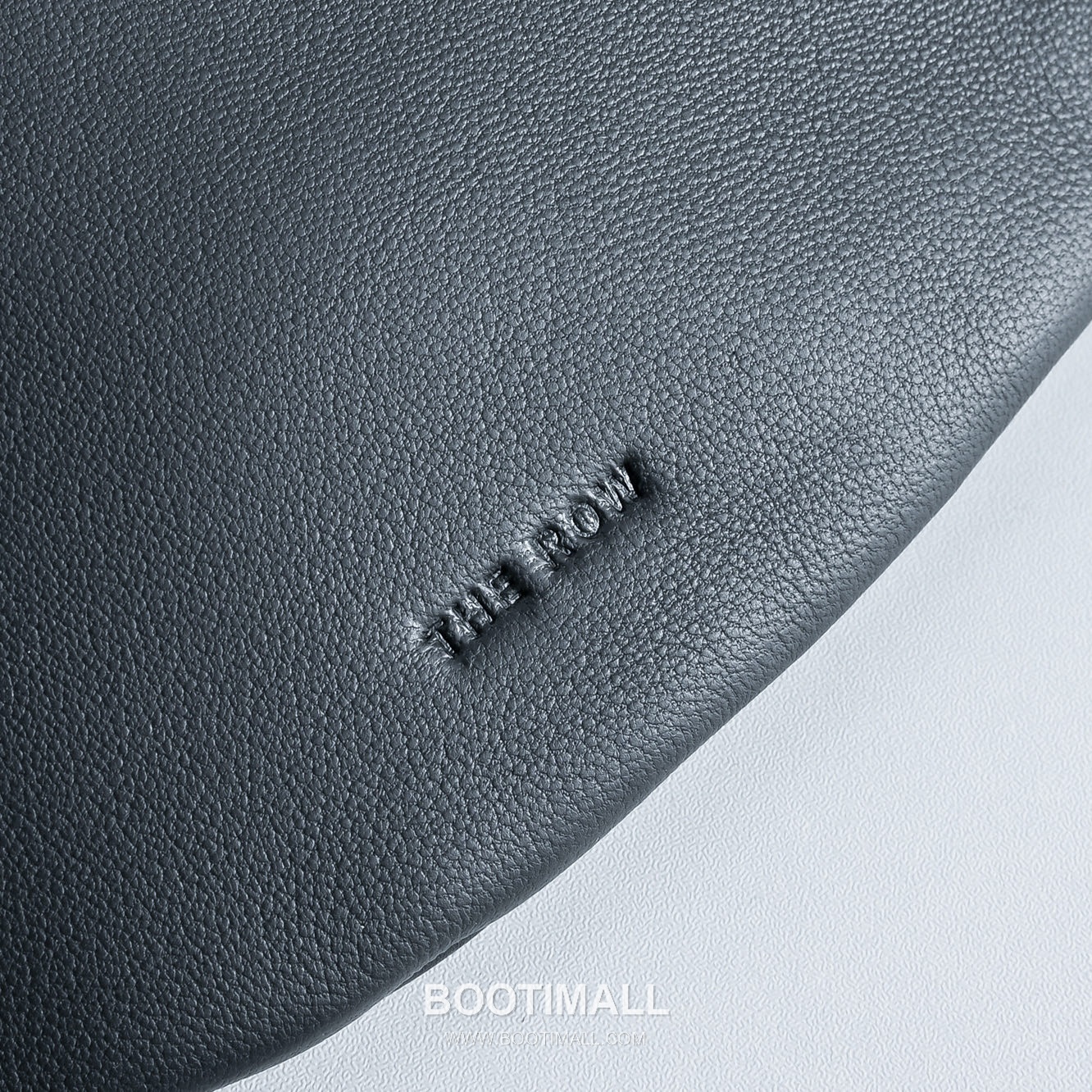 The Row Small Izzy Lambskin Shoulder Bag with Adjustable Strap Detail 더로우 스몰 이지 램스킨 조절 스트랩 숄더백 34cm 5