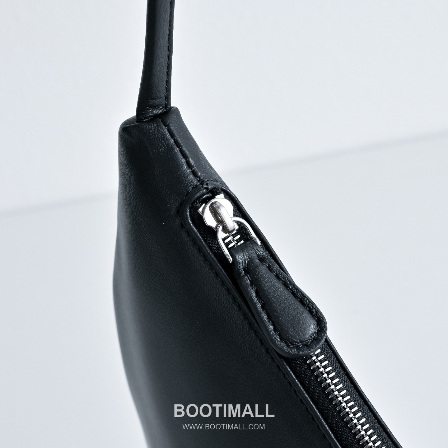 The Row Small Izzy Lambskin Shoulder Bag with Adjustable Strap Detail 더로우 스몰 이지 램스킨 조절 스트랩 숄더백 34cm 6