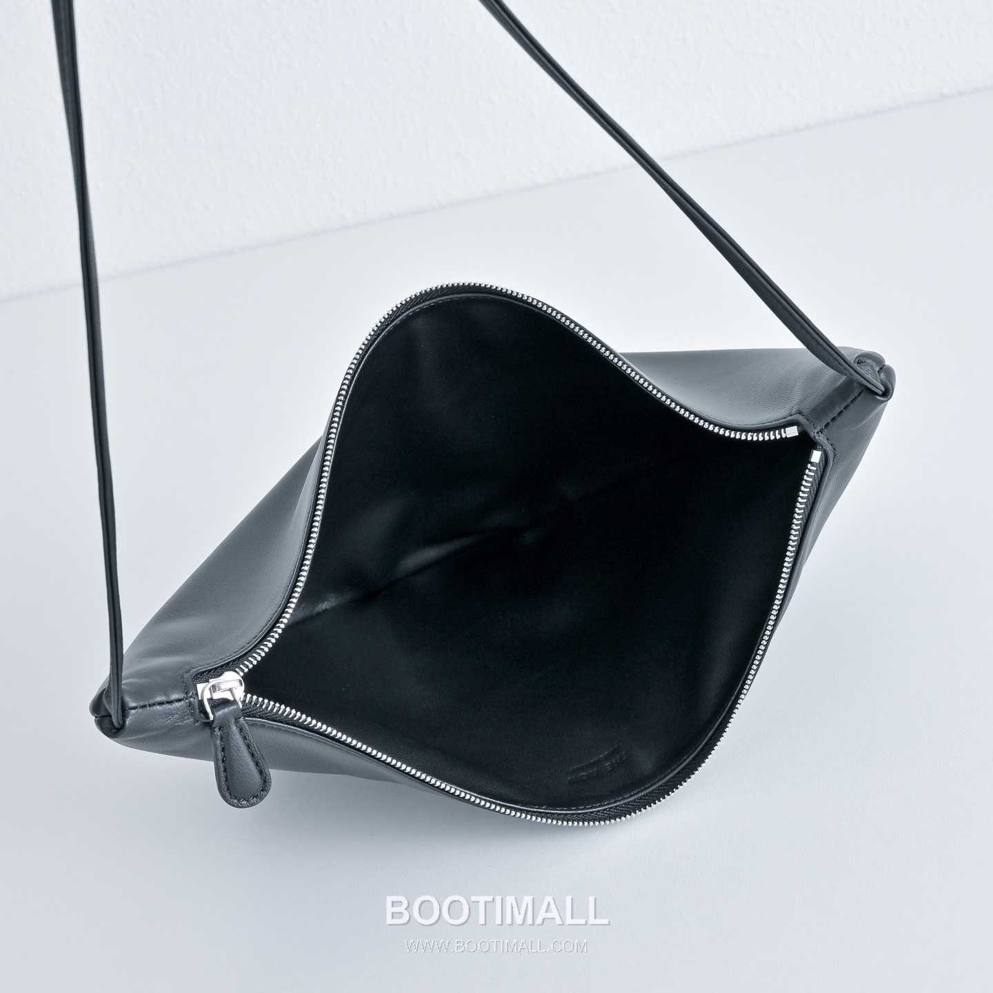 The Row Small Izzy Lambskin Shoulder Bag with Adjustable Strap Detail 더로우 스몰 이지 램스킨 조절 스트랩 숄더백 34cm 8