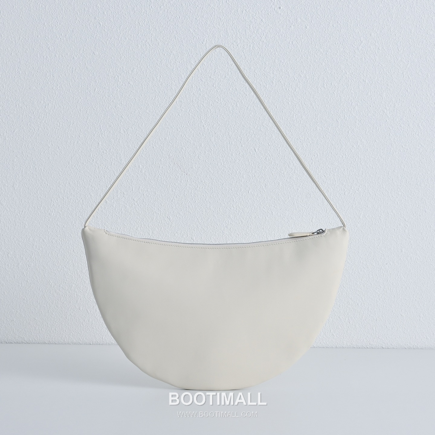 The Row Small Izzy Lambskin Shoulder Bag with Adjustable Strap Detail 더로우 스몰 이지 램스킨 조절 스트랩 숄더백 34cm 1