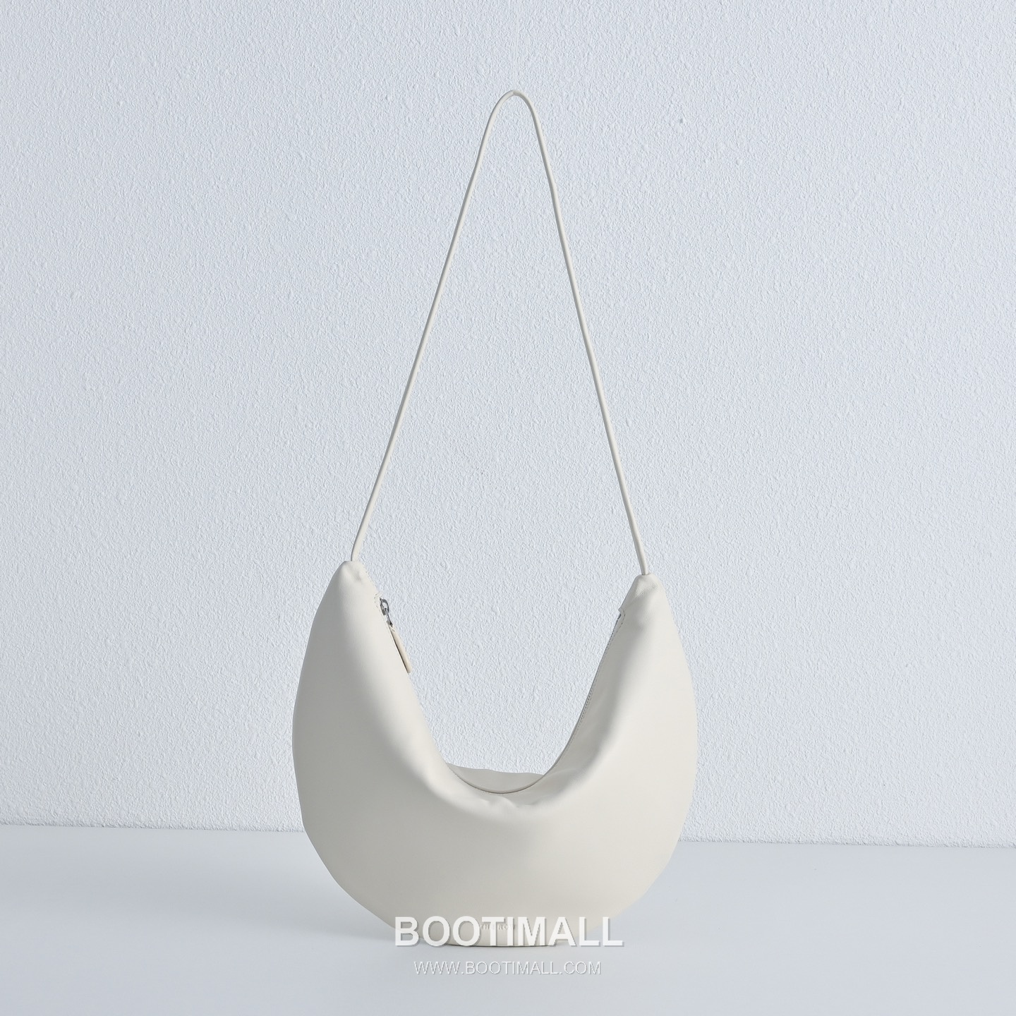 The Row Small Izzy Lambskin Shoulder Bag with Adjustable Strap Detail 더로우 스몰 이지 램스킨 조절 스트랩 숄더백 34cm 2