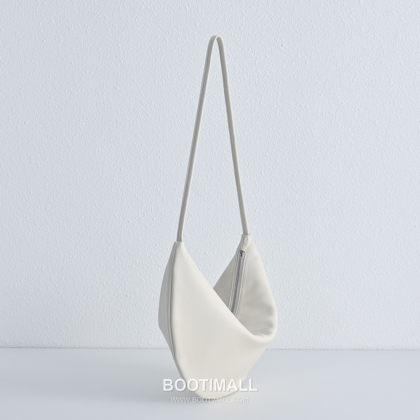 The Row Small Izzy Lambskin Shoulder Bag with Adjustable Strap Detail 더로우 스몰 이지 램스킨 조절 스트랩 숄더백 34cm 3