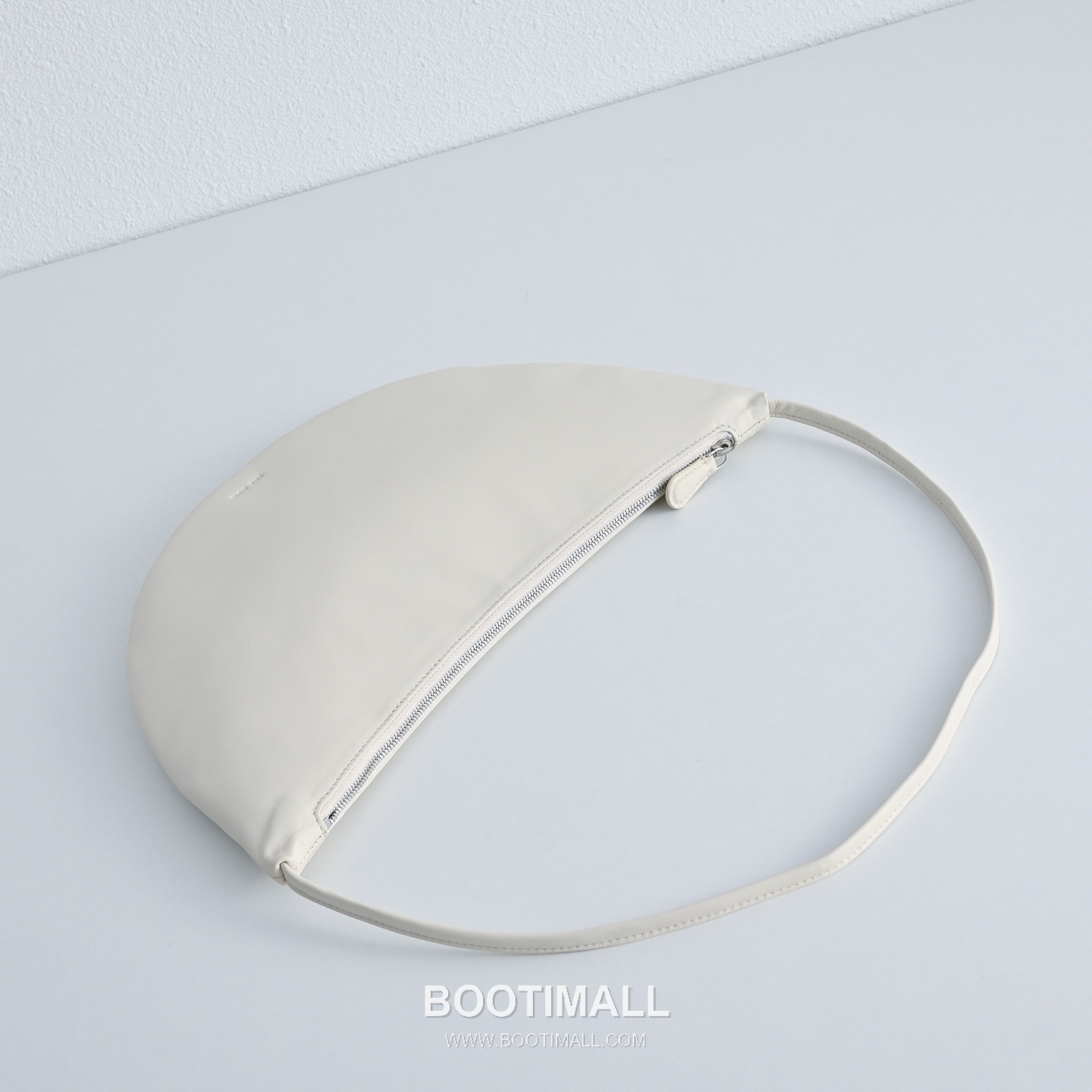 The Row Small Izzy Lambskin Shoulder Bag with Adjustable Strap Detail 더로우 스몰 이지 램스킨 조절 스트랩 숄더백 34cm 4