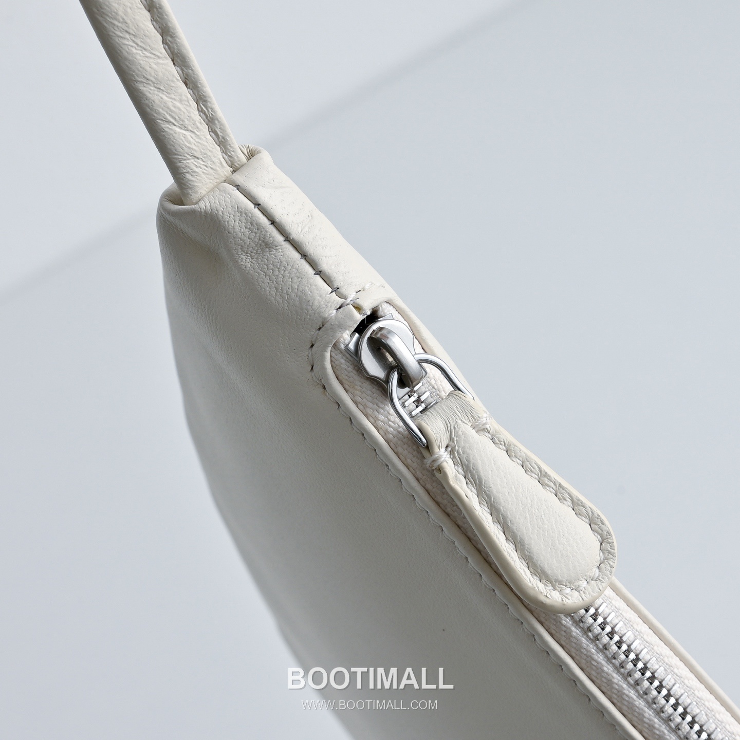 The Row Small Izzy Lambskin Shoulder Bag with Adjustable Strap Detail 더로우 스몰 이지 램스킨 조절 스트랩 숄더백 34cm 6