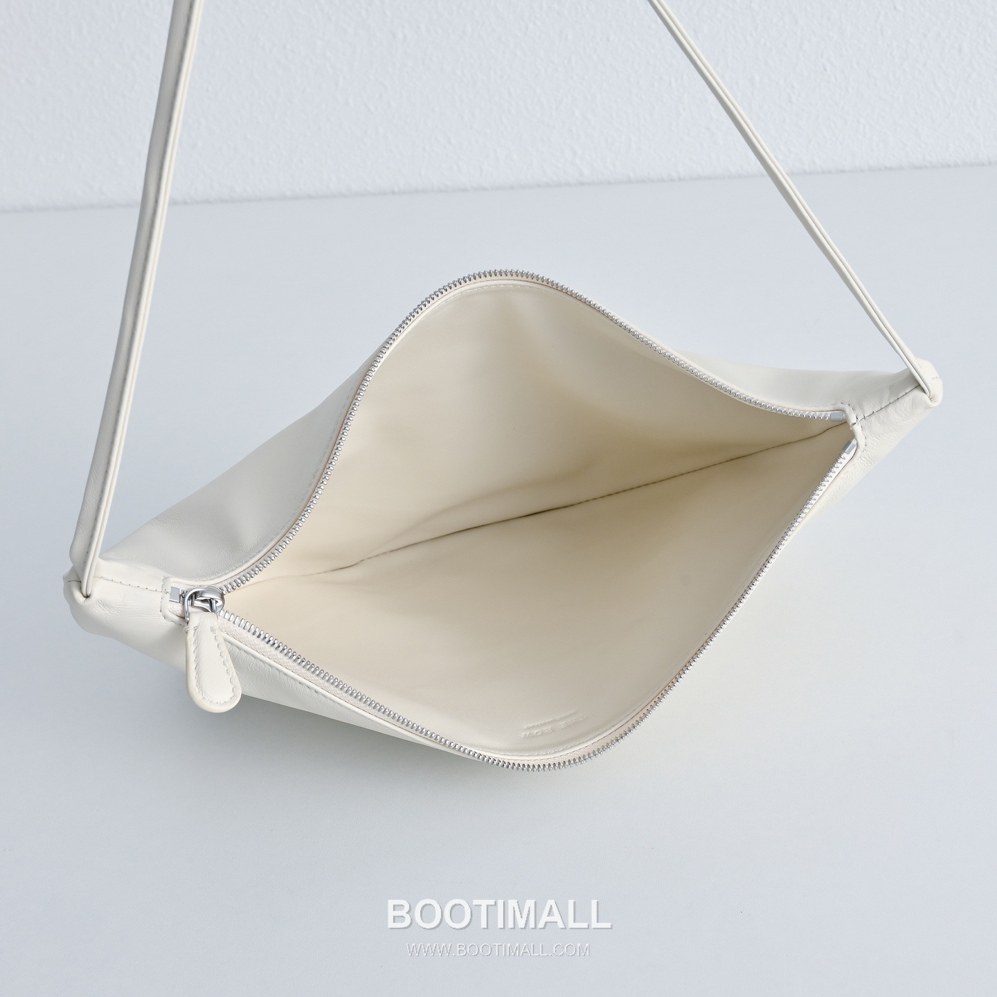 The Row Small Izzy Lambskin Shoulder Bag with Adjustable Strap Detail 더로우 스몰 이지 램스킨 조절 스트랩 숄더백 34cm 8