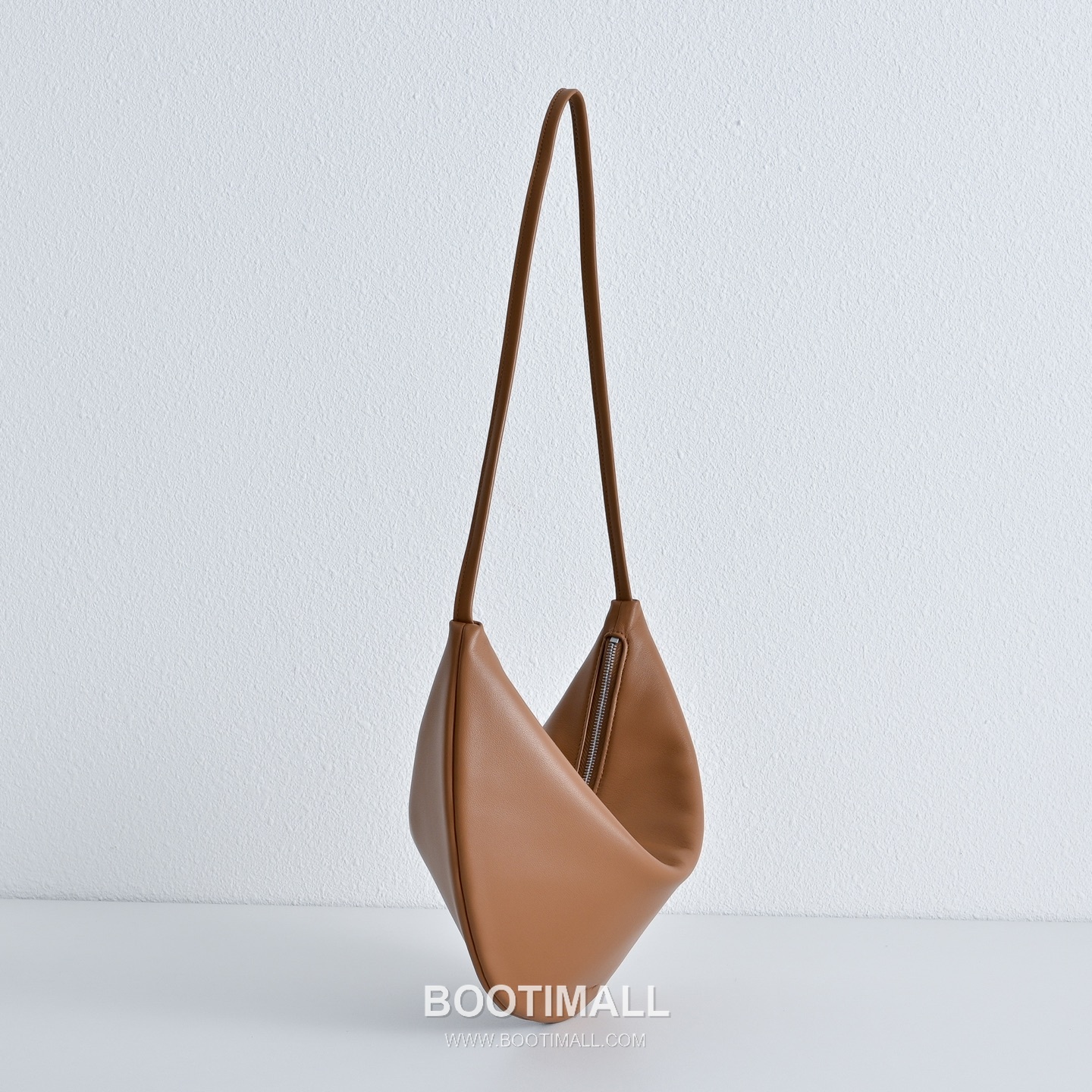 The Row Small Izzy Lambskin Shoulder Bag with Adjustable Strap Detail 더로우 스몰 이지 램스킨 조절 스트랩 숄더백 34cm 3