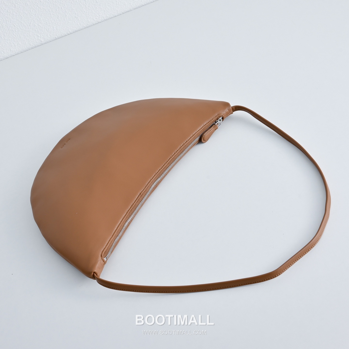 The Row Small Izzy Lambskin Shoulder Bag with Adjustable Strap Detail 더로우 스몰 이지 램스킨 조절 스트랩 숄더백 34cm 4