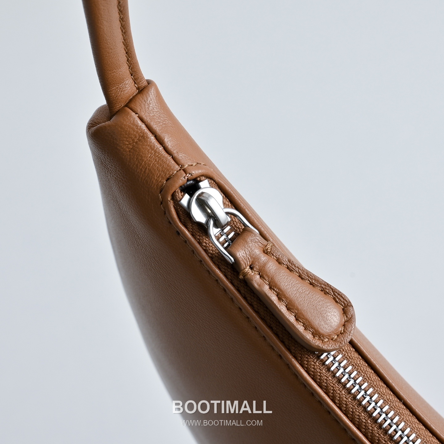 The Row Small Izzy Lambskin Shoulder Bag with Adjustable Strap Detail 더로우 스몰 이지 램스킨 조절 스트랩 숄더백 34cm 6