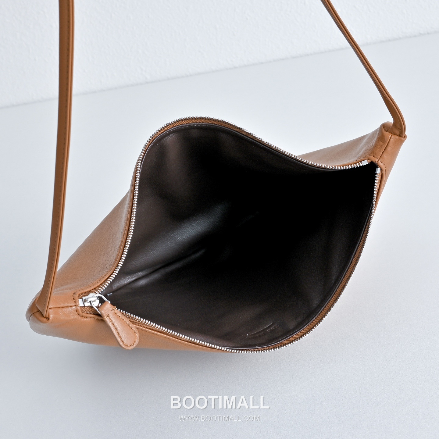 The Row Small Izzy Lambskin Shoulder Bag with Adjustable Strap Detail 더로우 스몰 이지 램스킨 조절 스트랩 숄더백 34cm 8